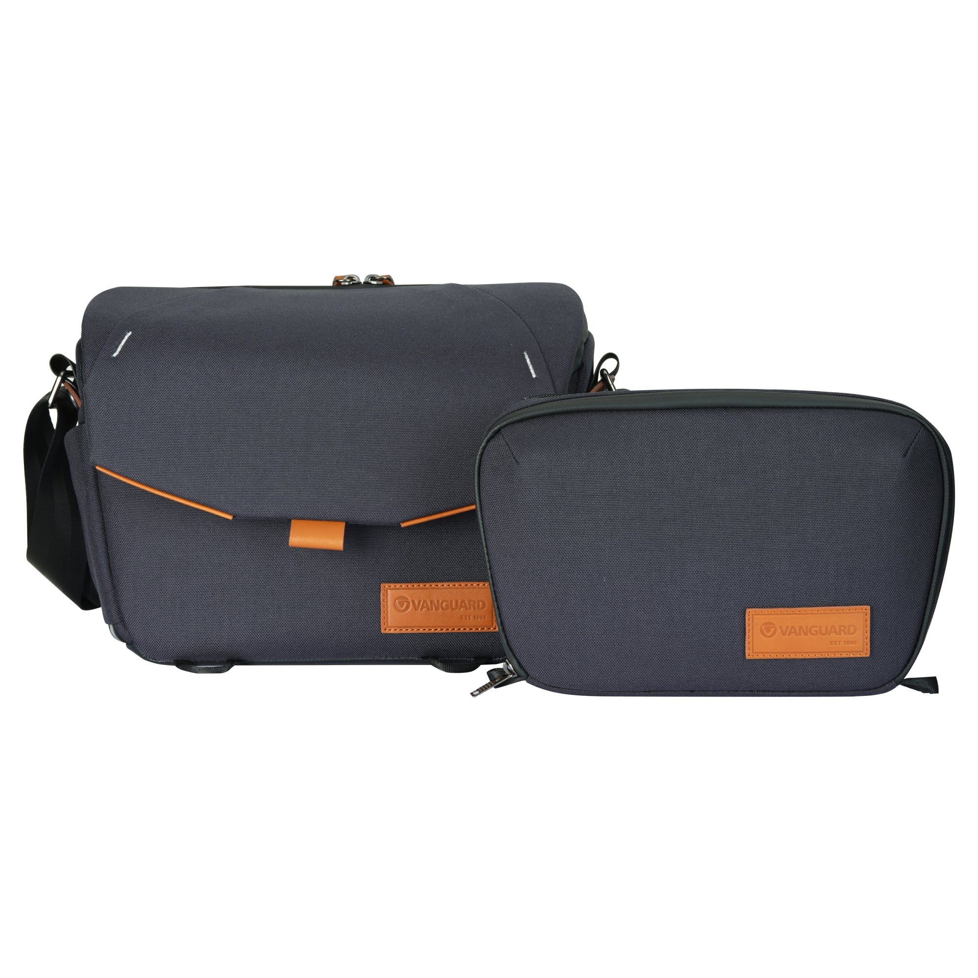 Dos bolsos gris oscuro con detalles naranjas y logos de cuero. Los bolsos están sobre fondo blanco.