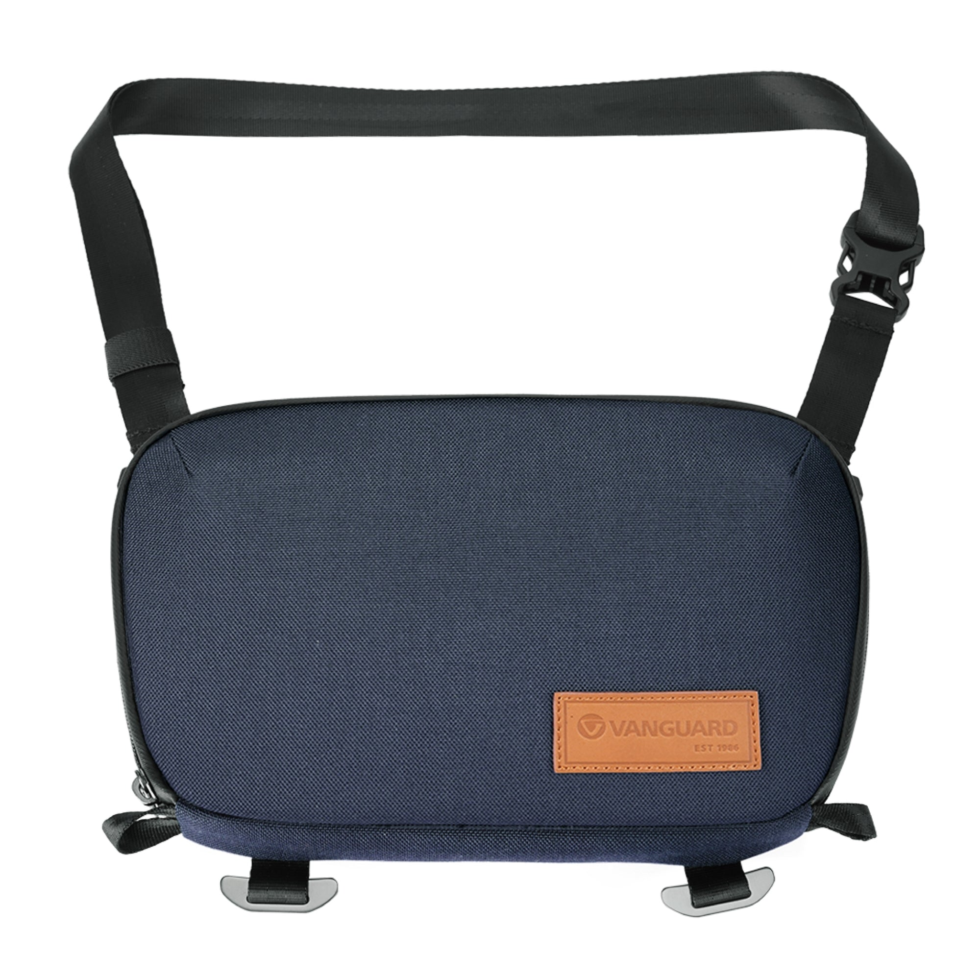 Bolso azul oscuro con etiqueta de cuero marrón y correa negra.