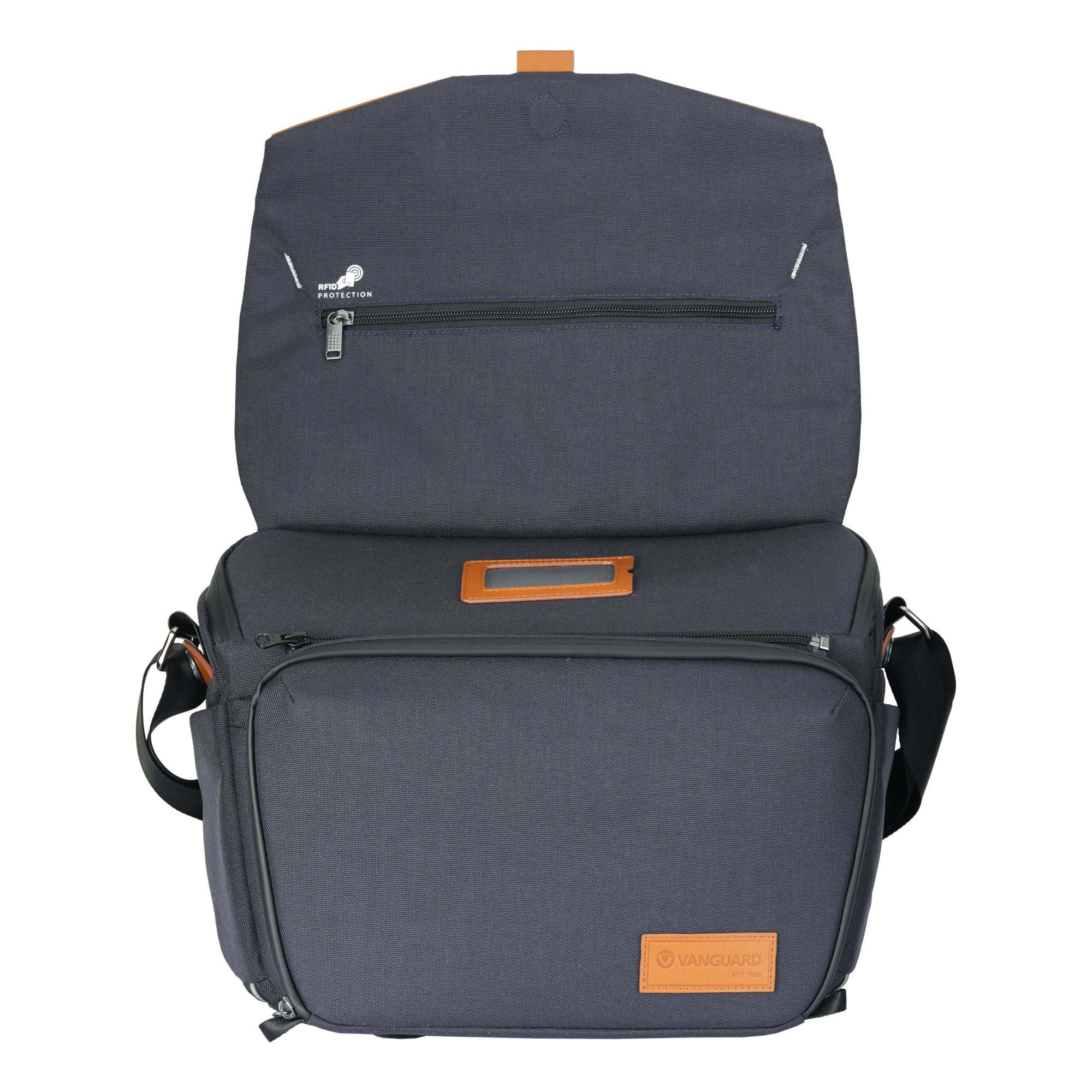 Bolso de cámara gris oscuro con la solapa abierta y detalles en piel.