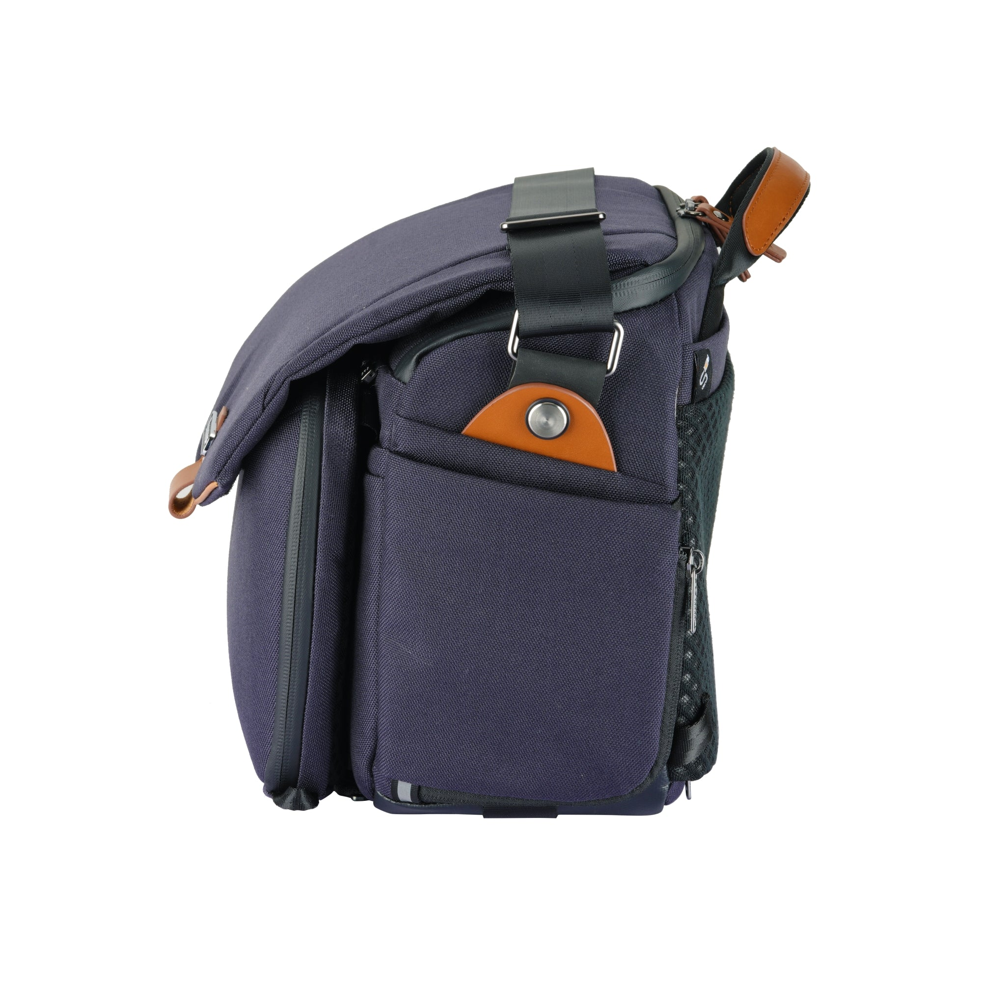 Un bolso de mensajero azul oscuro con detalles de cuero marrón y correa negra.