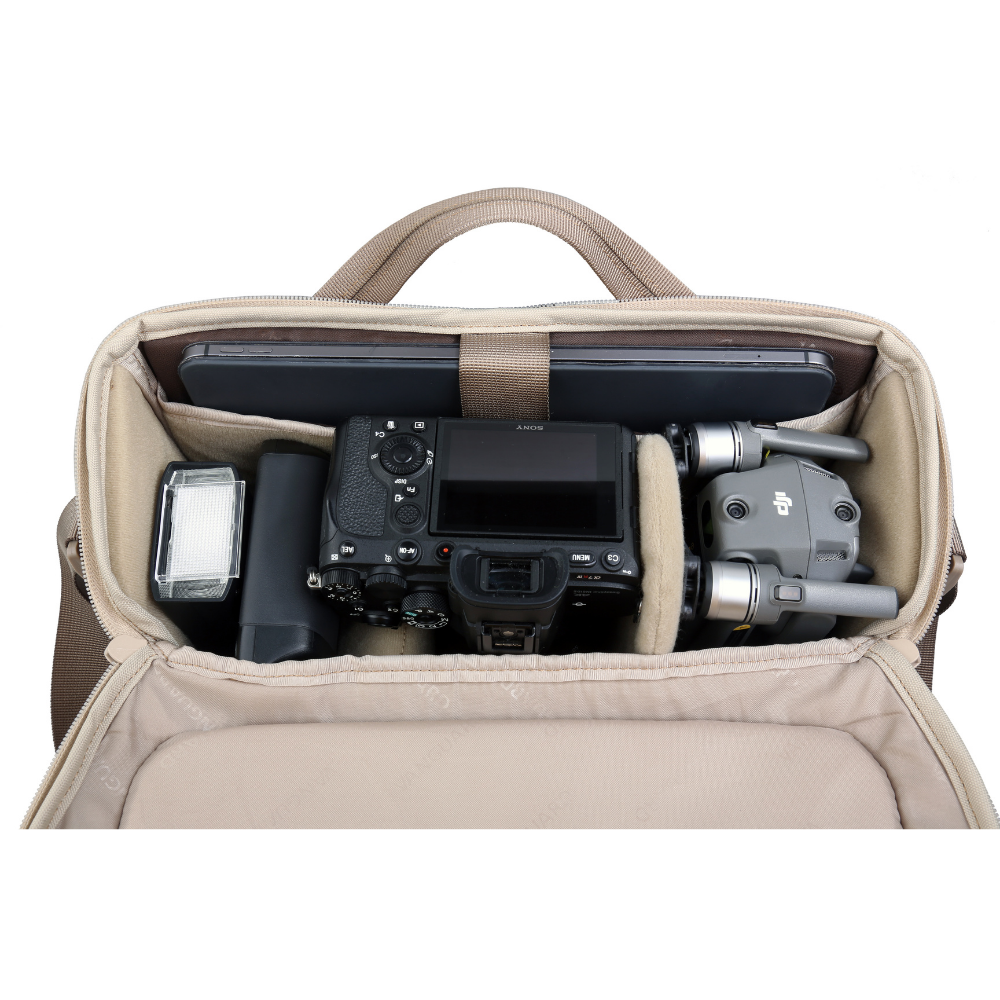 Una bolsa de cámara con cámara Sony, flash, portátil y dron.