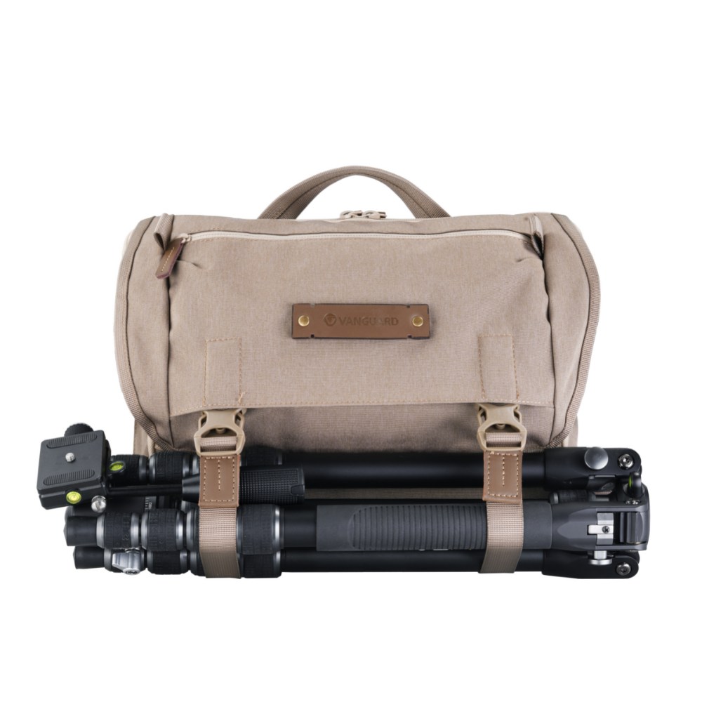 Una bolsa de cámara beige con un trípode adjunto.