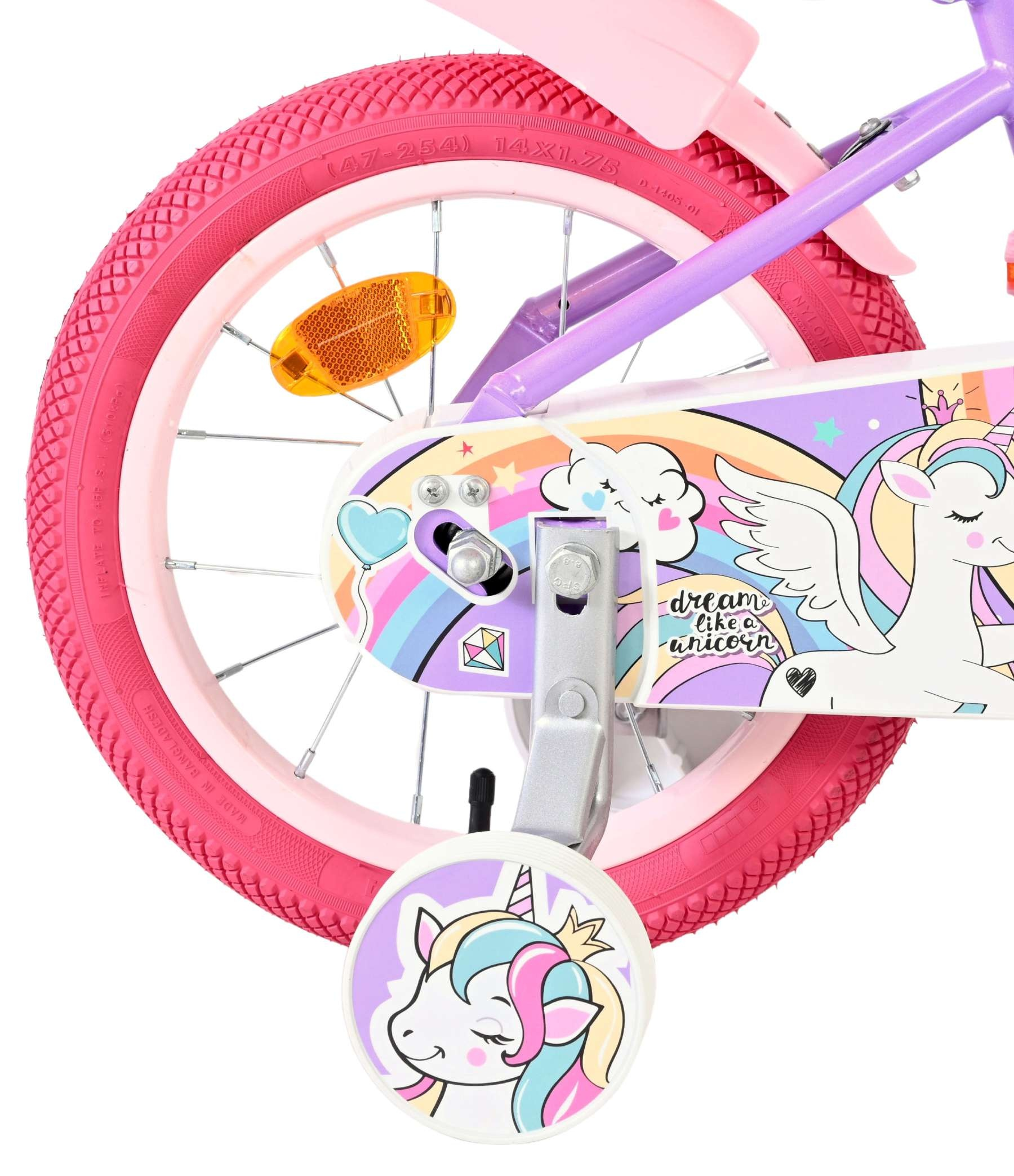 Ein pinkes Fahrradrad mit Einhorn-Aufklebern und Stützrädern.