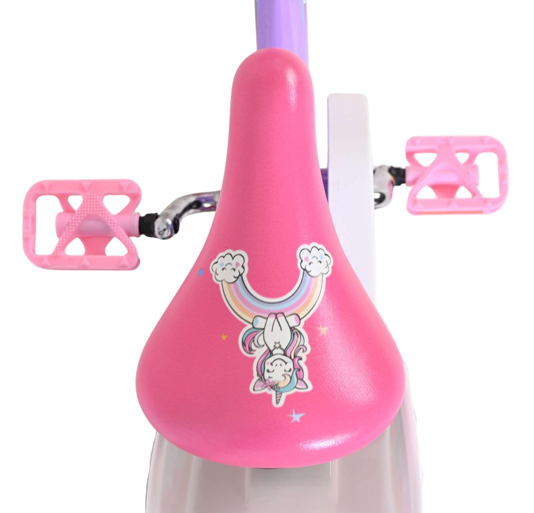 Ein pinker Fahrradsattel mit Einhorn- und Regenbogenaufklebern und pinken Pedalen.