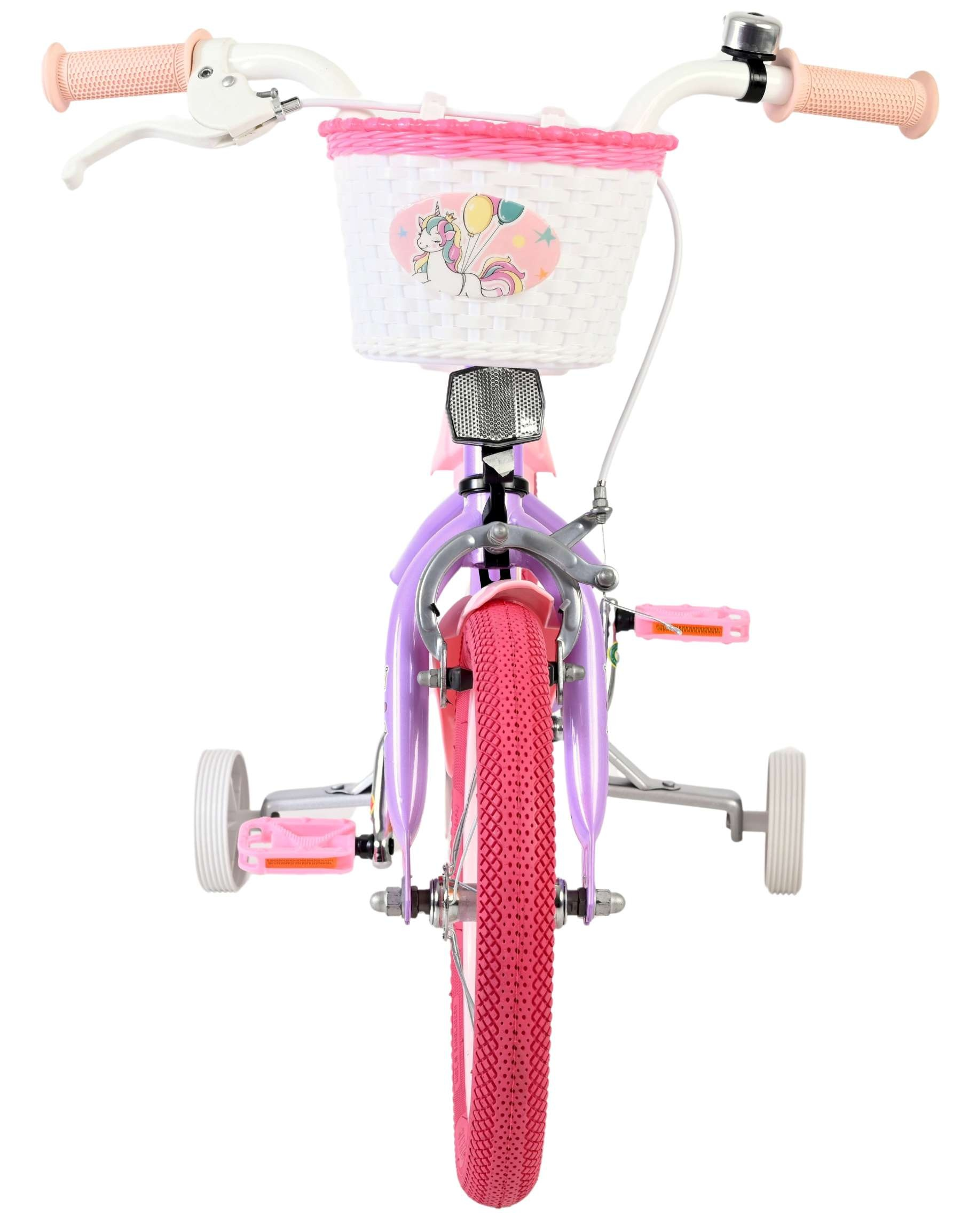 Ein lilafarbenes Kinderfahrrad mit rosa Reifen, Korb und Stützrädern.