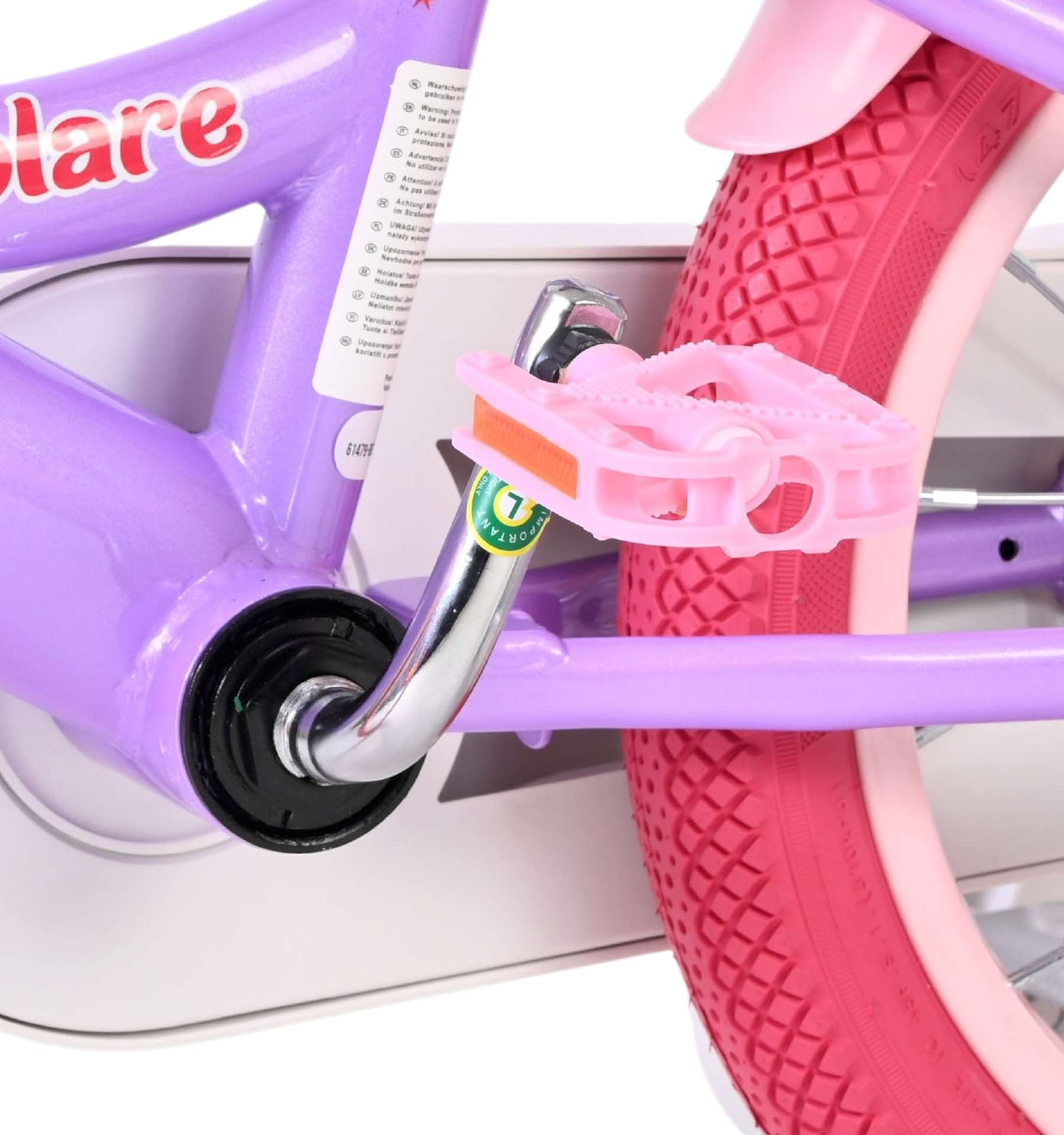 Lila Fahrradrahmen mit pinkem Pedal, Kurbel und Rad.