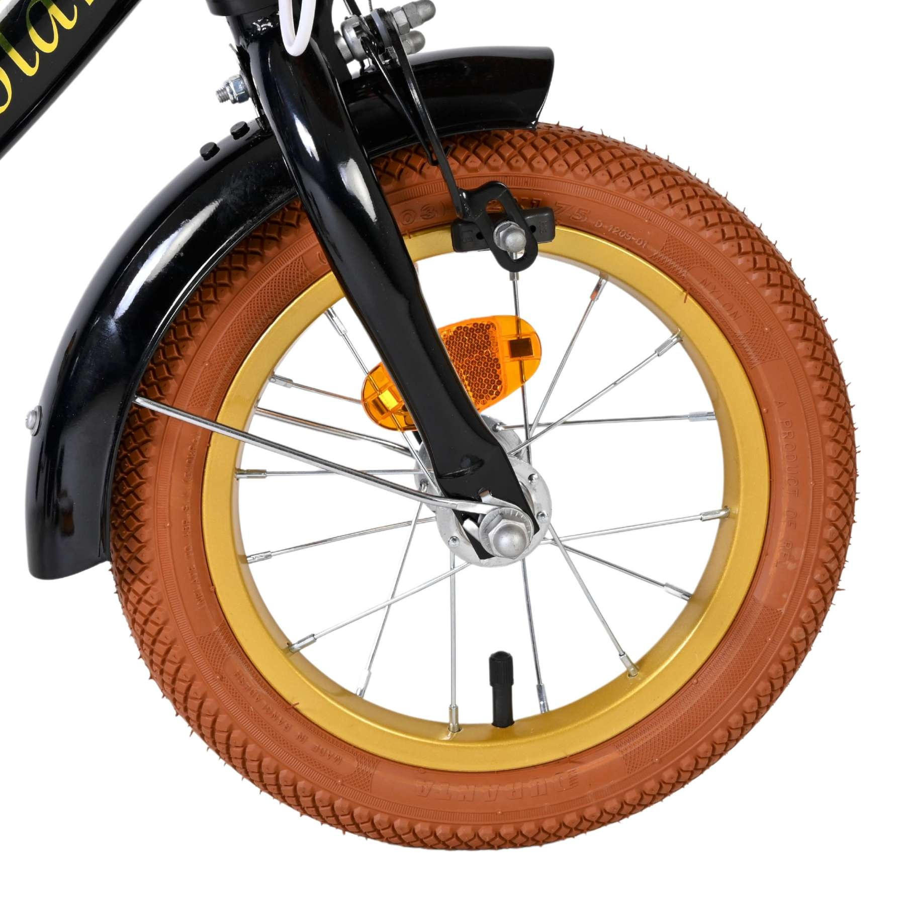 Nahaufnahme eines Fahrradrads mit braunem Reifen, goldener Felge und schwarzem Schutzblech.