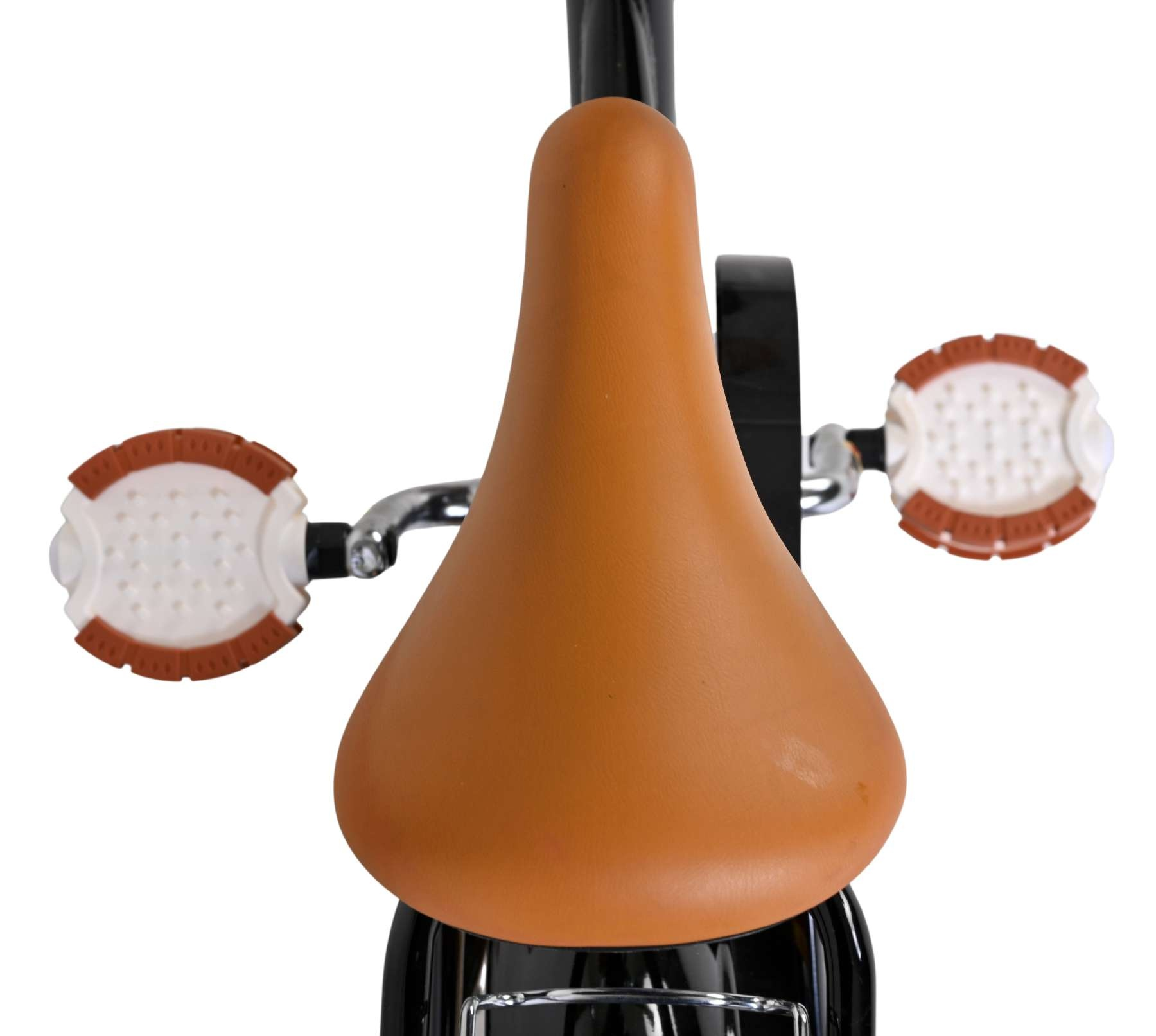 Ein brauner Ledersattel mit zwei weißen und braunen Pedalen auf einem Fahrrad.