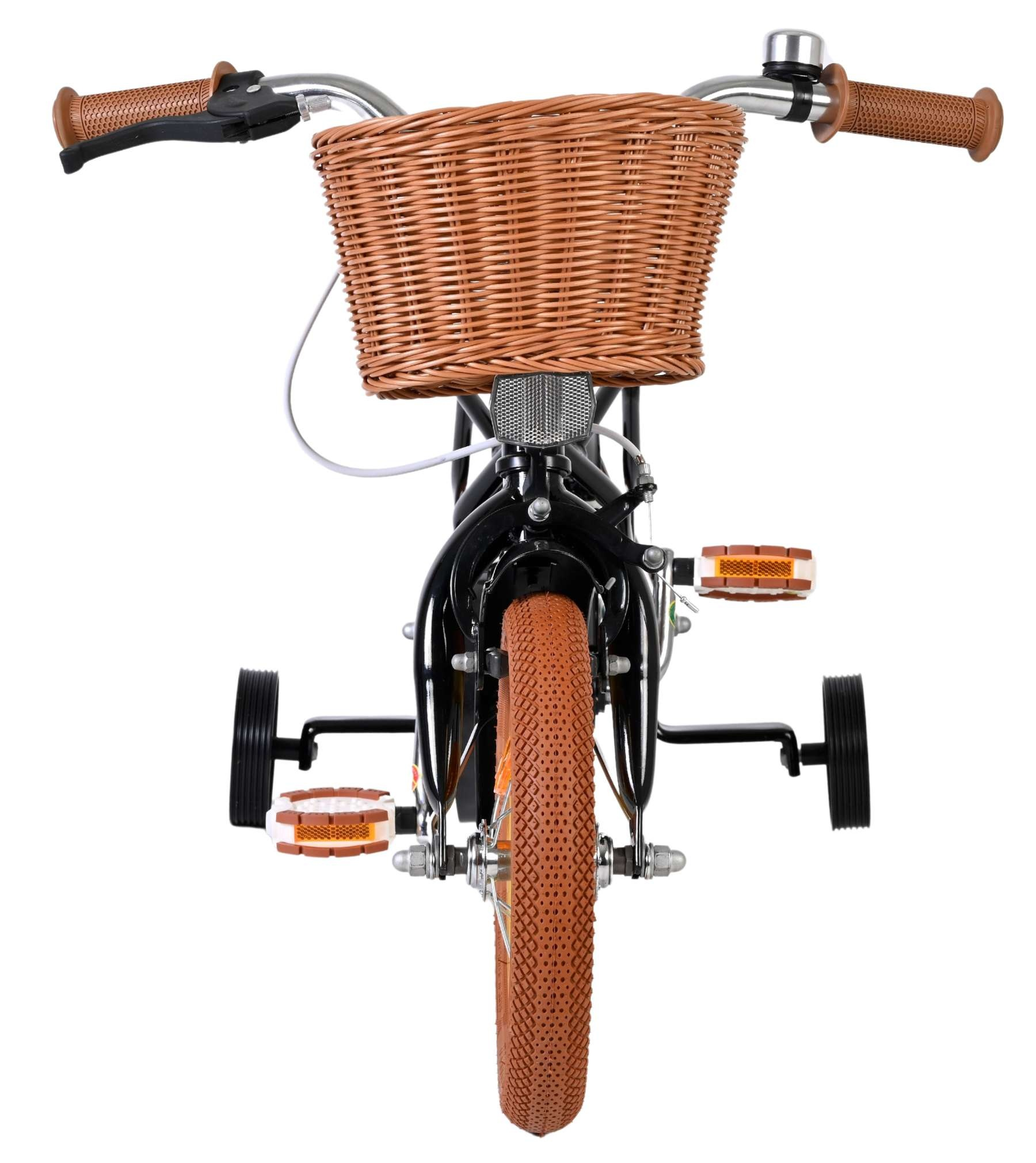 Ein schwarzes Kinderfahrrad mit braunem Korb, braunen Griffen und Stützrädern.