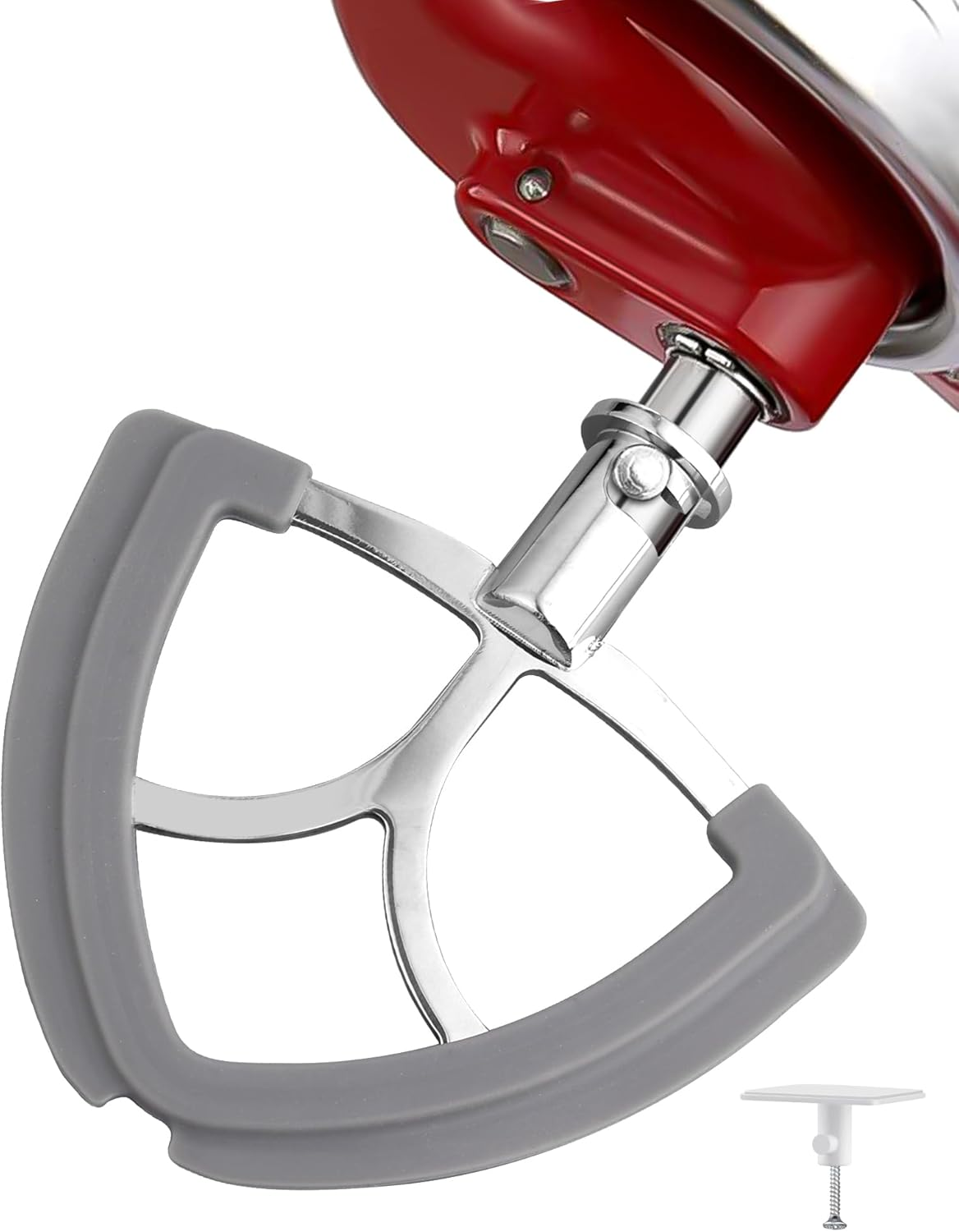 Ein roter Küchenmixer-Aufsatz mit grauem Silikonrand, Nahaufnahme.