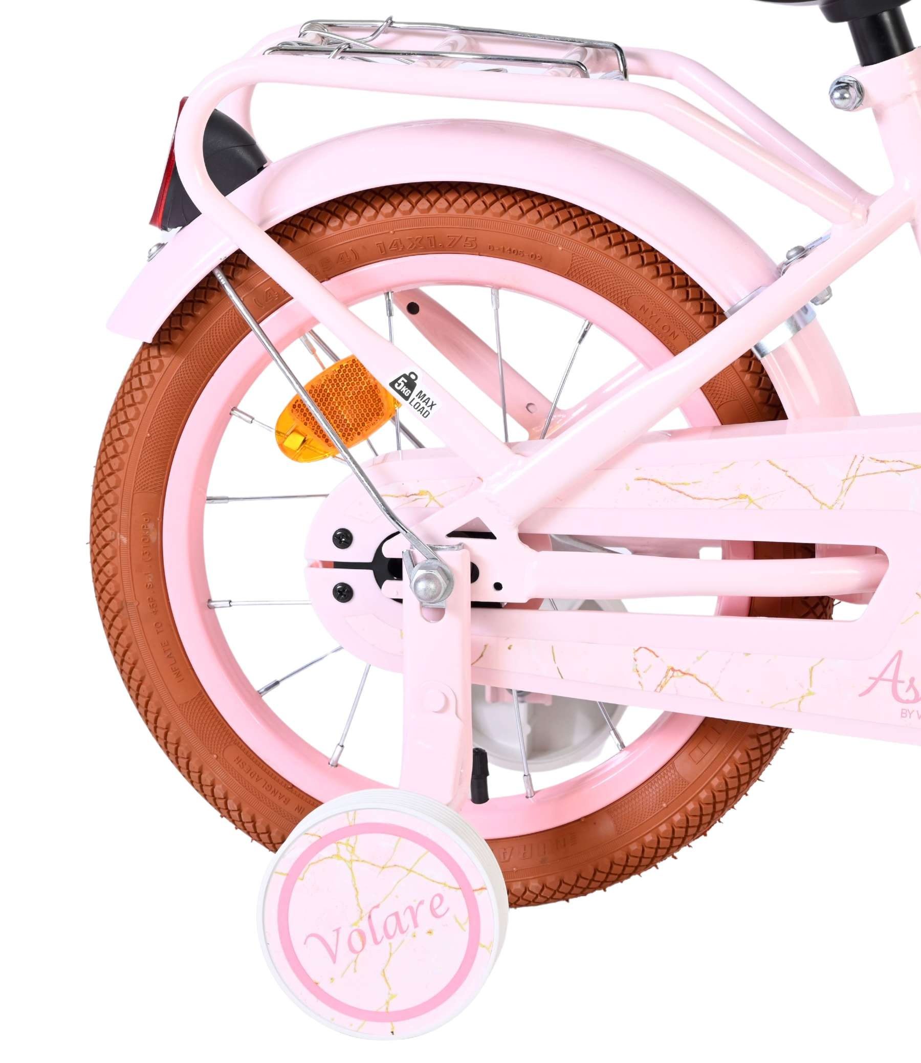 Ein rosafarbenes Kinderfahrrad mit braunen Reifen und Stützrädern.