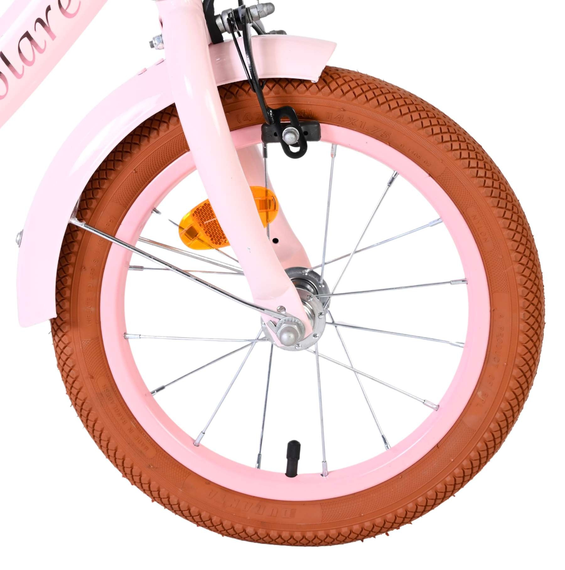 Nahaufnahme eines rosa Kinderfahrrad-Vorderrads mit braunem Reifen und Speichen.