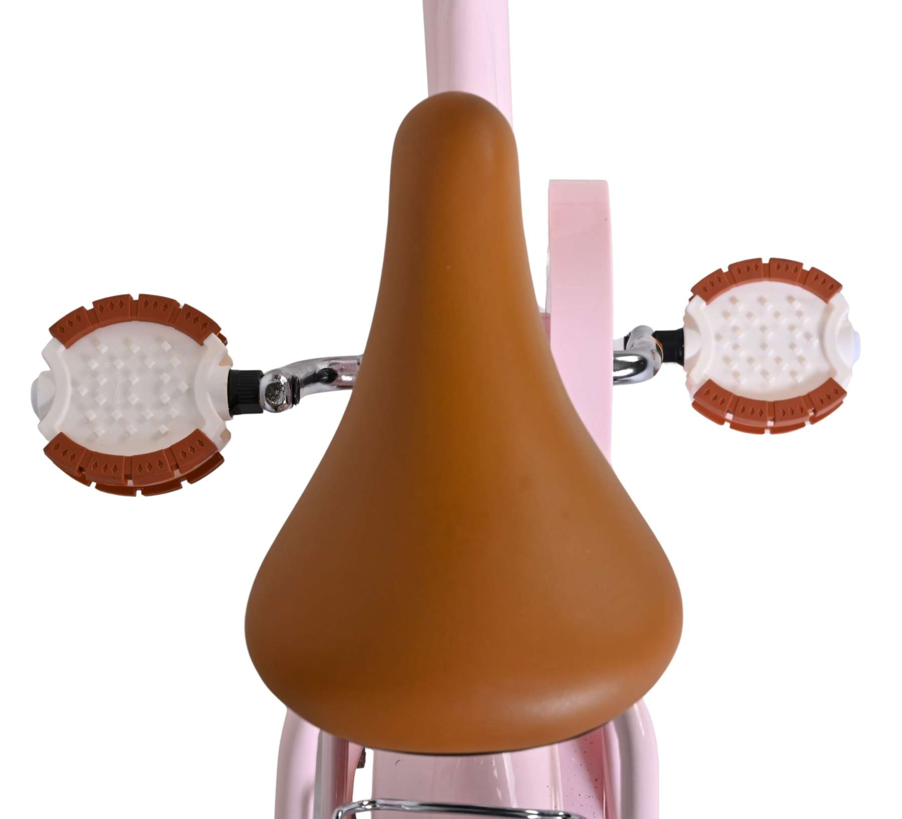 Nahaufnahme eines braunen Fahrradsattels mit weißen und braunen Pedalen.