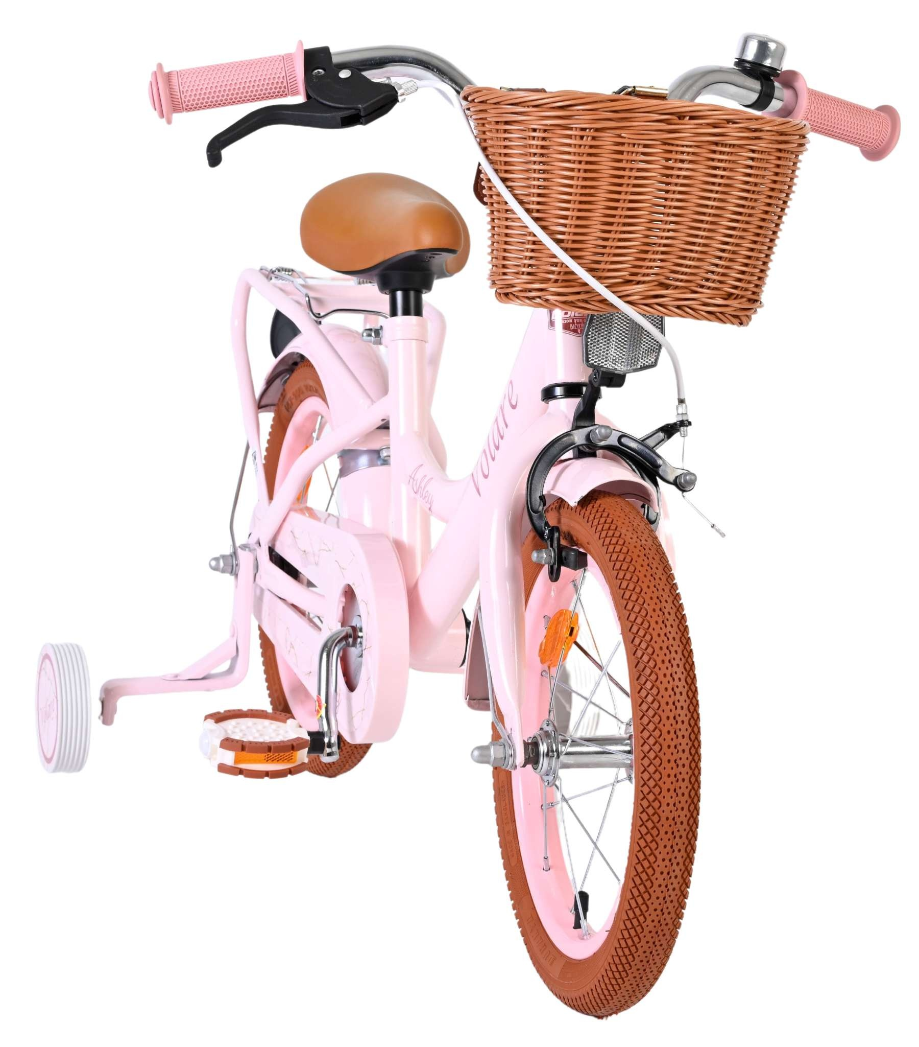 Ein rosa Kinderfahrrad mit braunem Korb und Stützrädern.