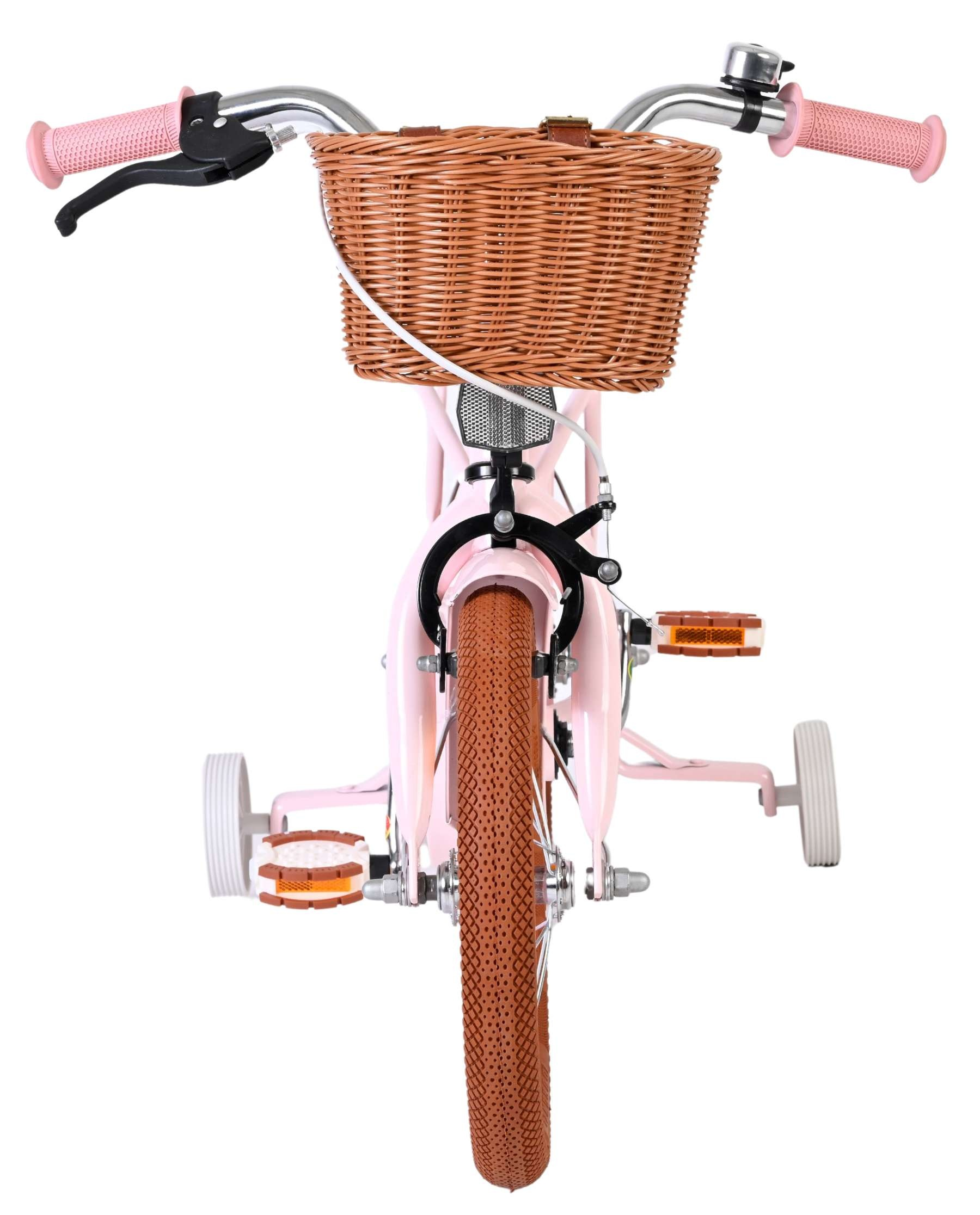 Ein rosafarbenes Kinderfahrrad mit braunem Korb, Stützrädern und braunen Reifen.