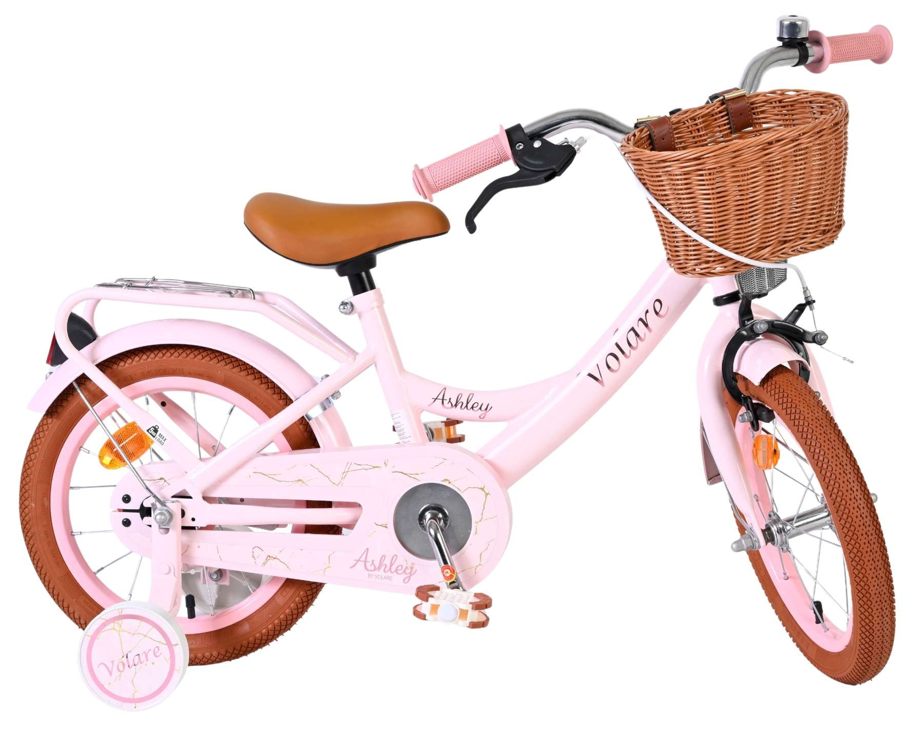 Ein rosafarbenes Kinderfahrrad mit braunem Korb, braunem Sattel und Stützrädern.