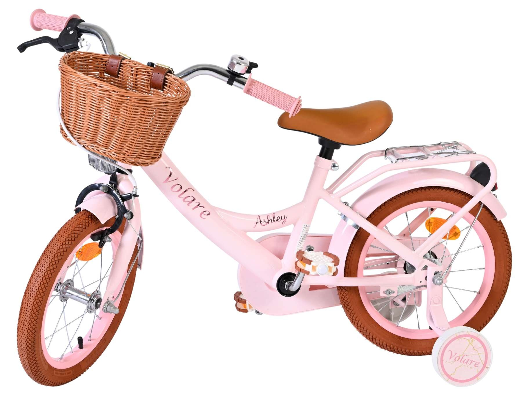Ein rosafarbenes Kinderfahrrad mit einem geflochtenen Korb vorne, braunem Sattel und Stützrädern.