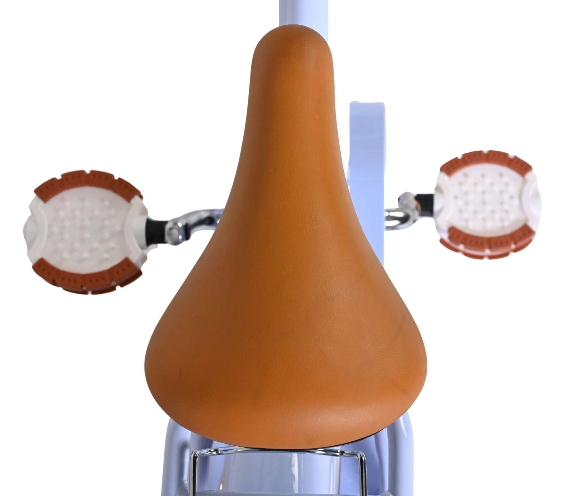 Brauner Sattel mit weißen und braunen Pedalen auf weißem Hintergrund.