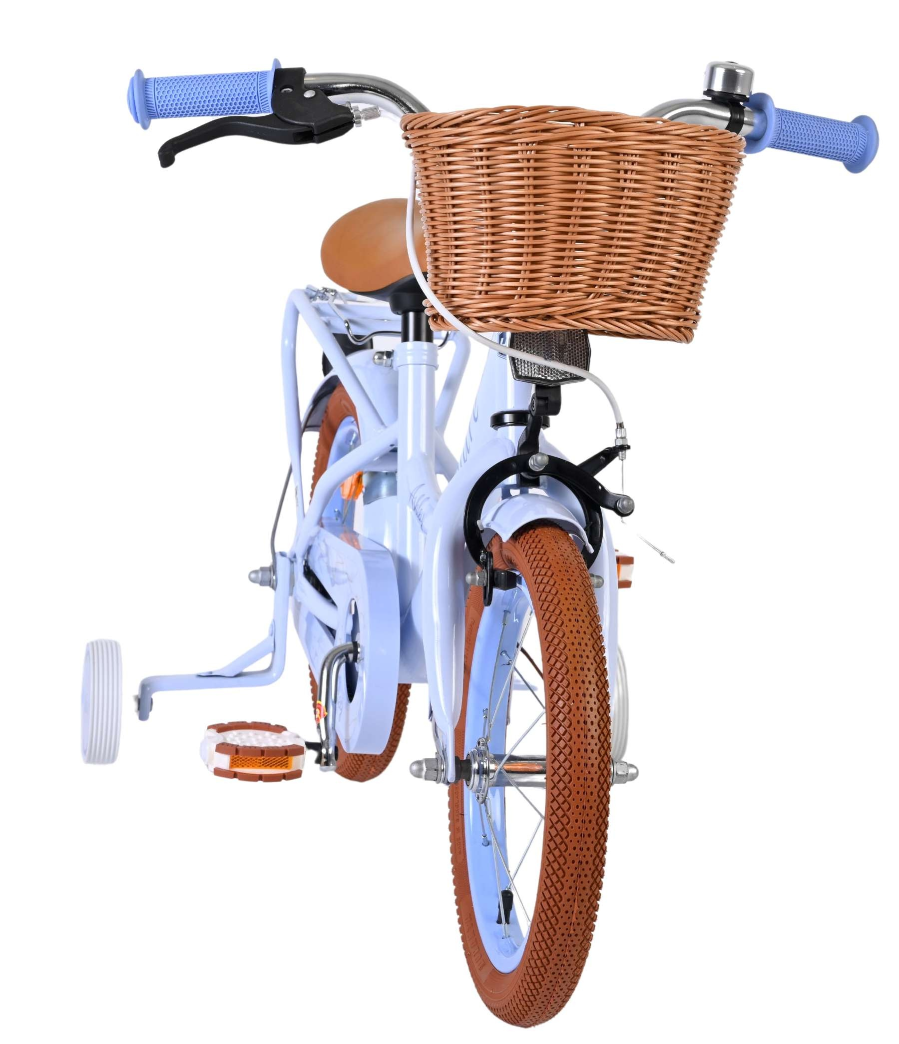 Ein hellblaues Kinderfahrrad mit braunen Reifen, Lenkergriff, Korb und Stützrädern.