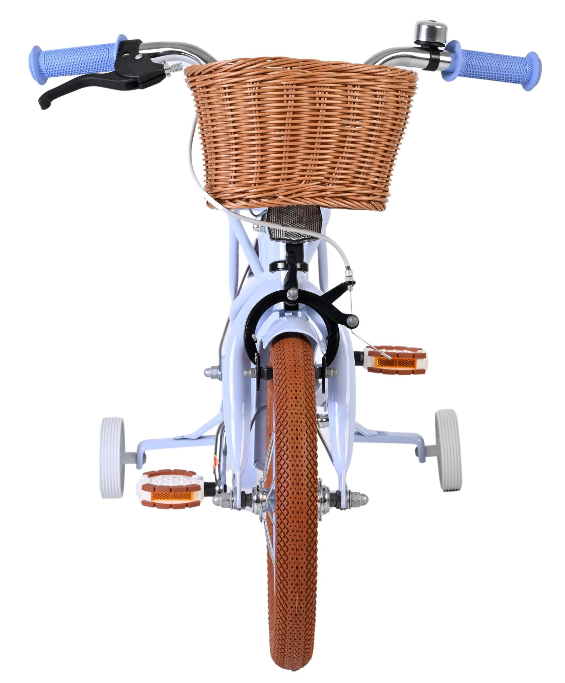 Ein hellblaues Fahrrad mit braunem Korb, braunen Reifen und Stützrädern.