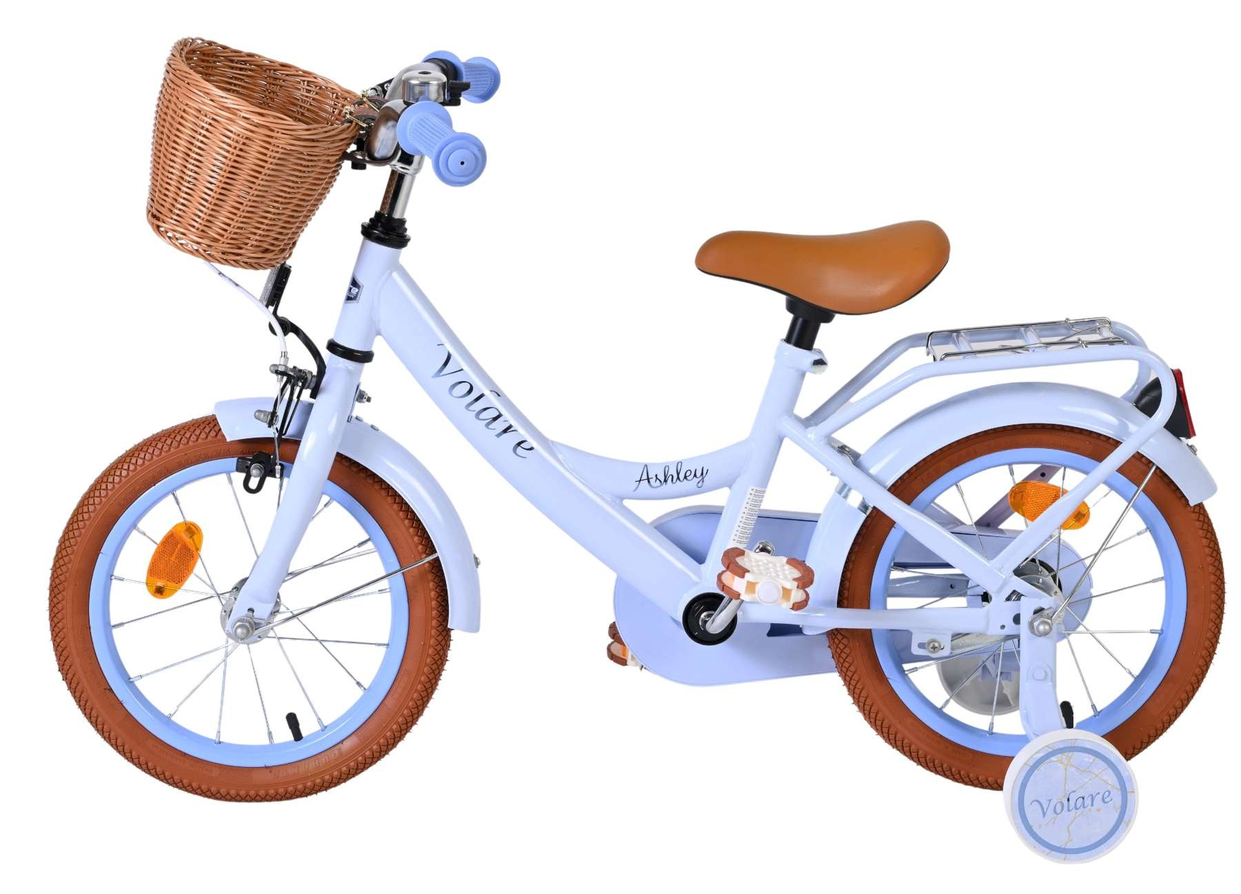 Ein hellblaues Kinderfahrrad mit braunem Sitz, Weidenkorb und Stützrädern.