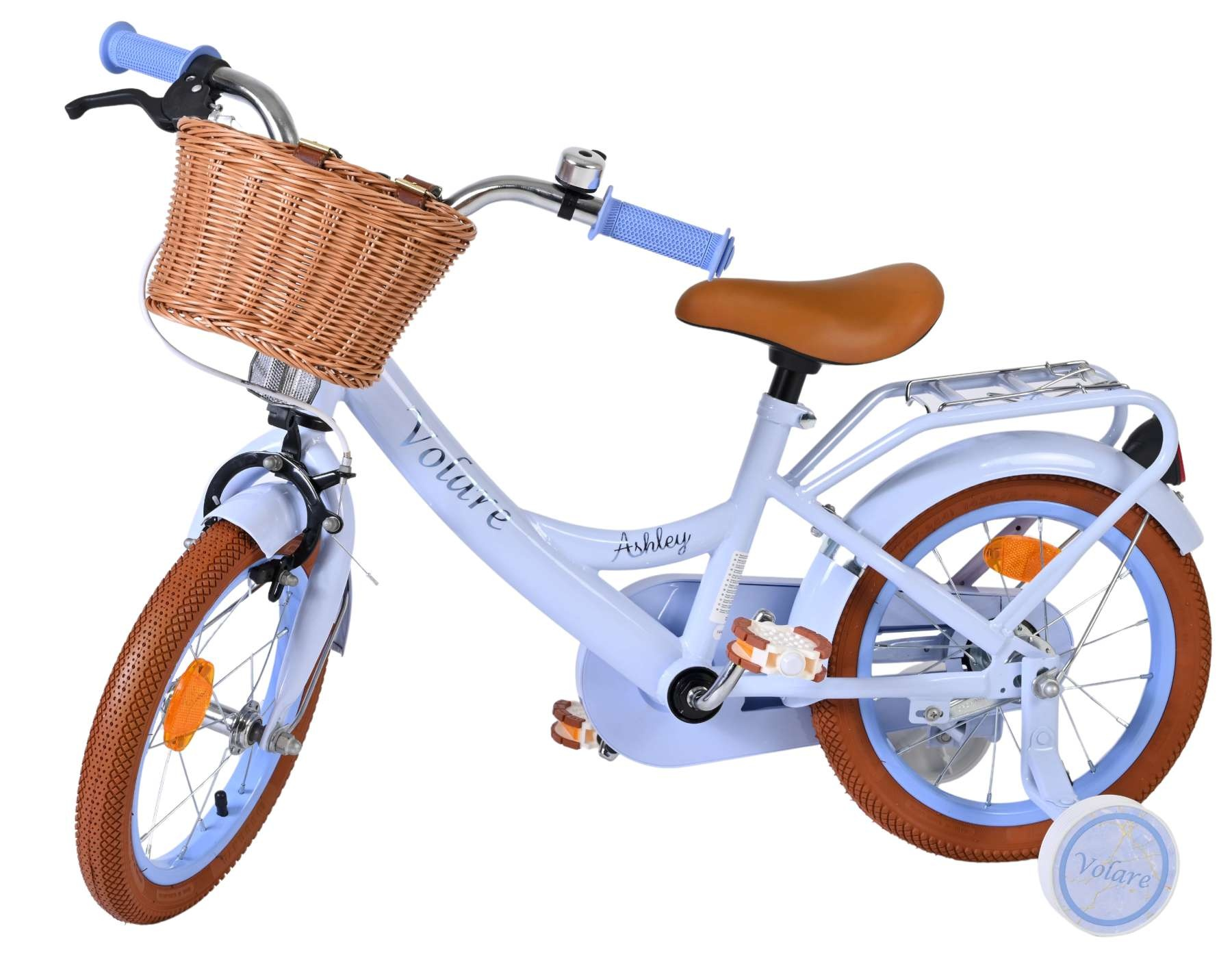 Ein hellblaues Kinderfahrrad mit braunem Korb und Sitz, Stützrädern.