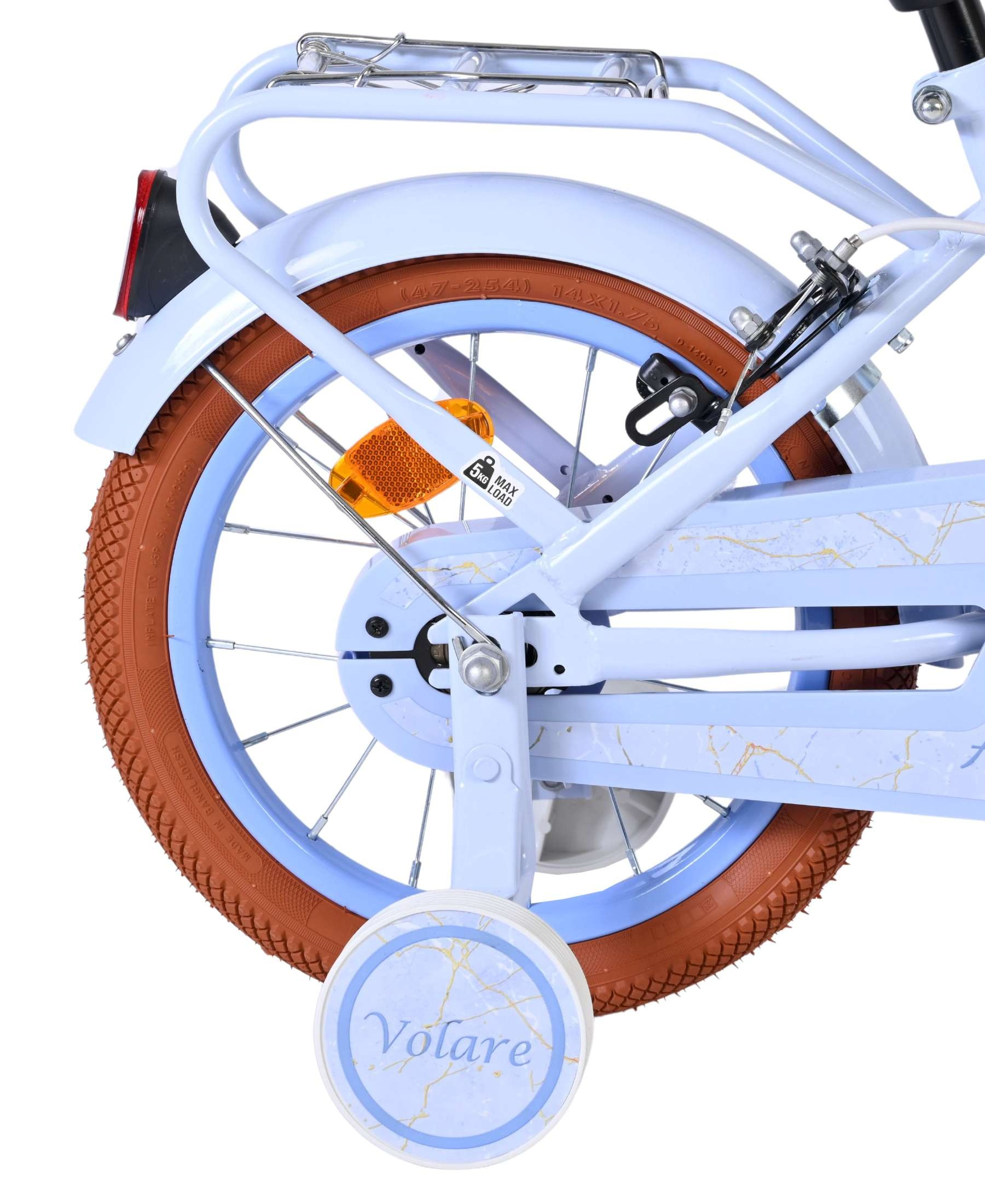 Ein hellblaues Fahrrad mit braunen Reifen und Stützrädern. Marmormuster.