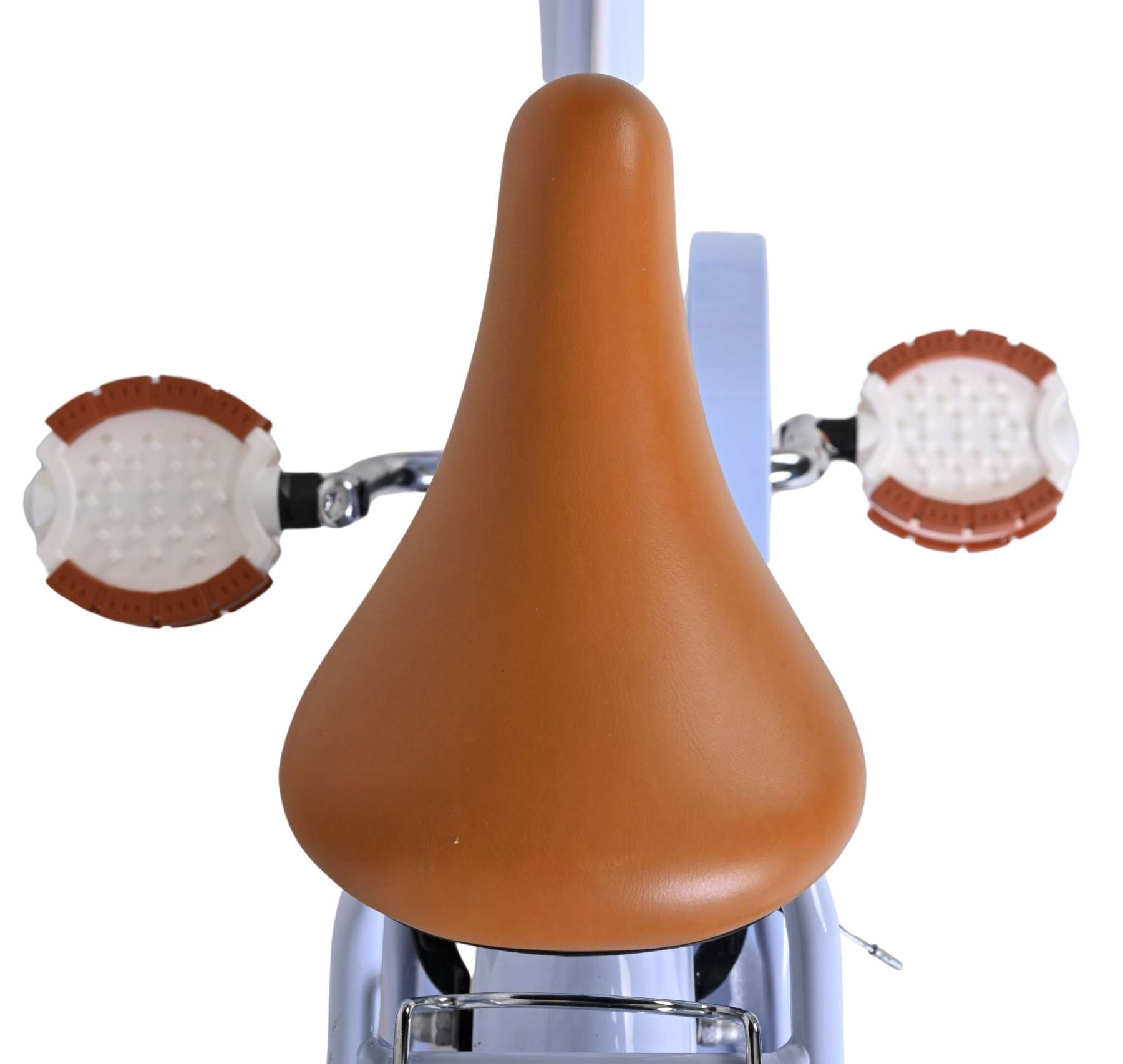 Ein beiger Fahrradsattel mit zwei weißen und braunen Pedalen.