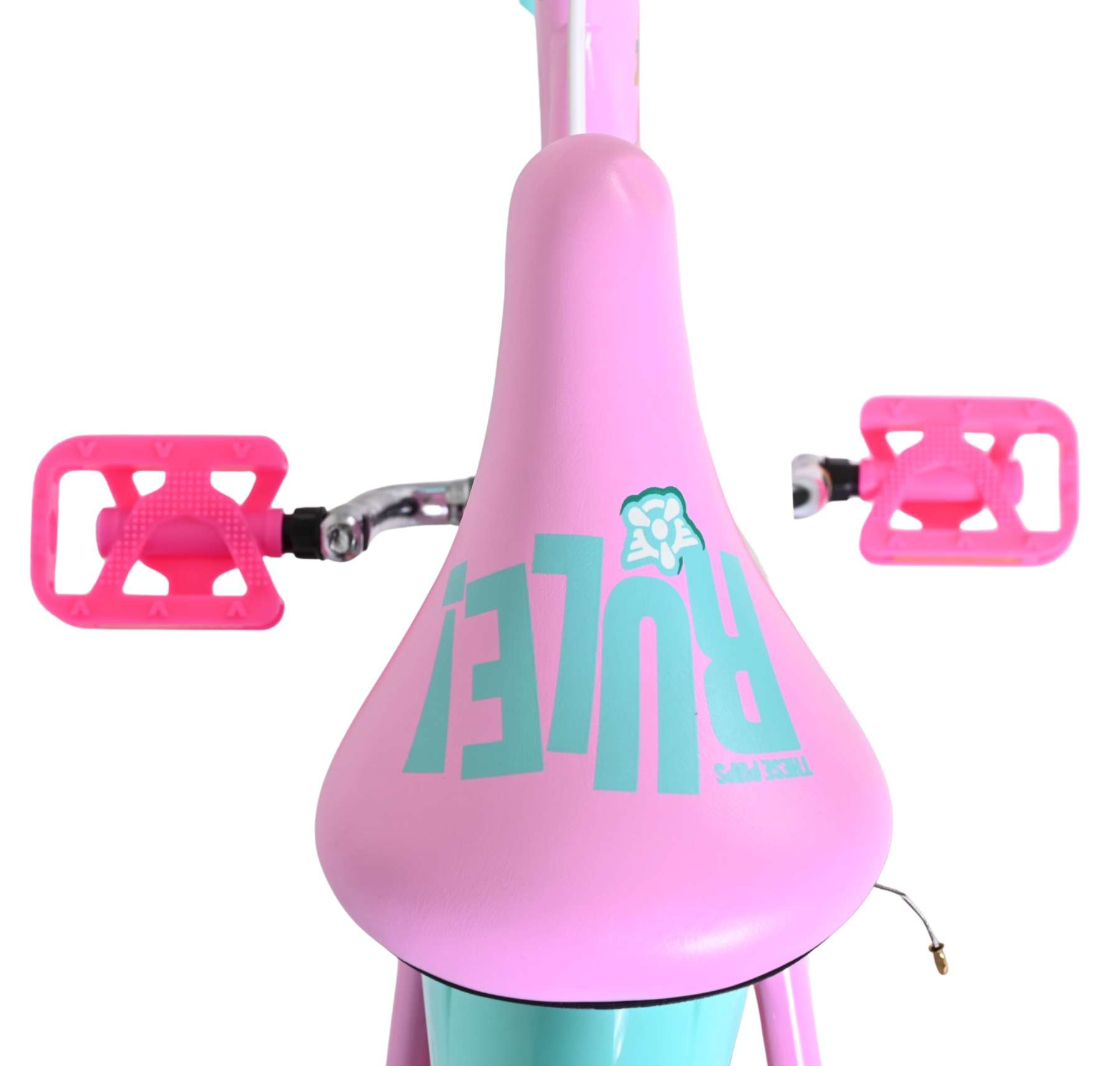 Ein rosa Fahrradsattel mit türkisfarbener Schrift und rosa Pedalen.