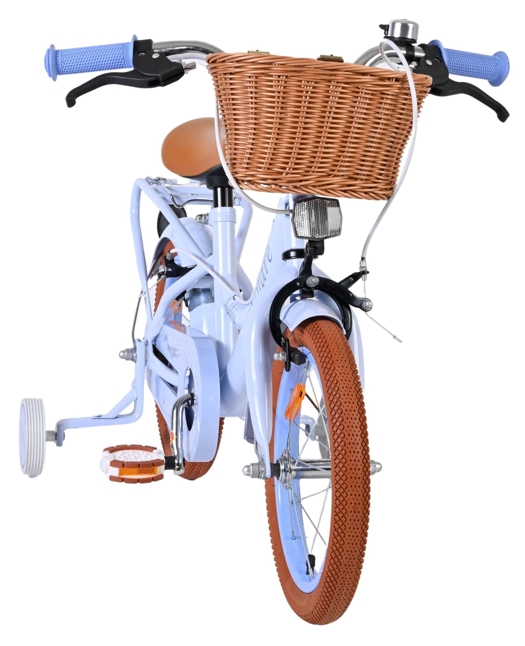 Ein hellblaues Kinderfahrrad mit braunen Reifen, Lenkergriff, Sattel und Korb.