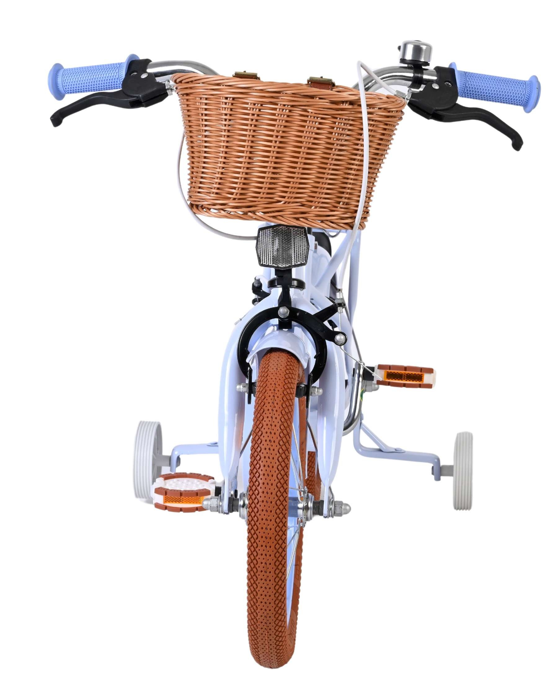 Ein hellblaues Kinderfahrrad mit Stützrädern, braunen Reifen und einem Weidenkorb vorn.