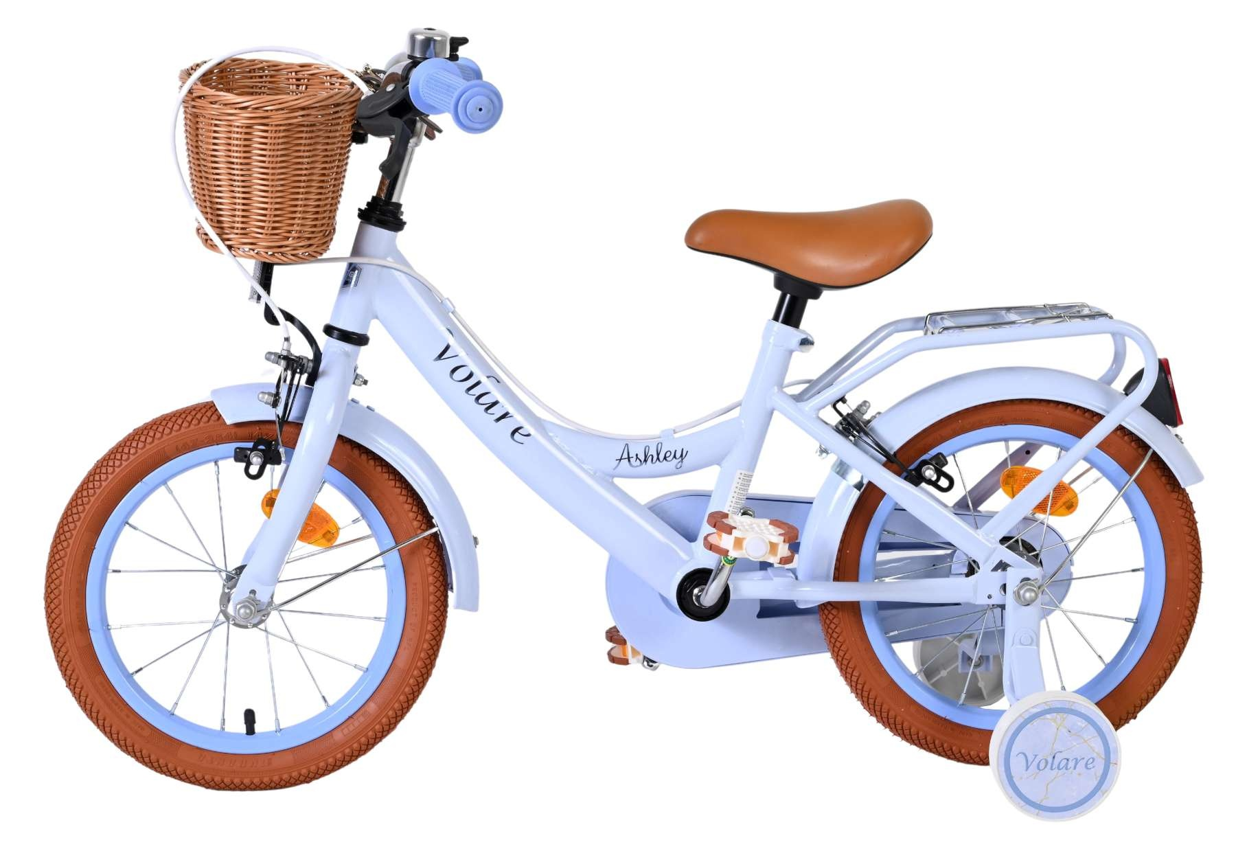 Ein hellblaues Kinderfahrrad mit braunem Sattel, einem Weidenkorb vorne und Stützrädern.