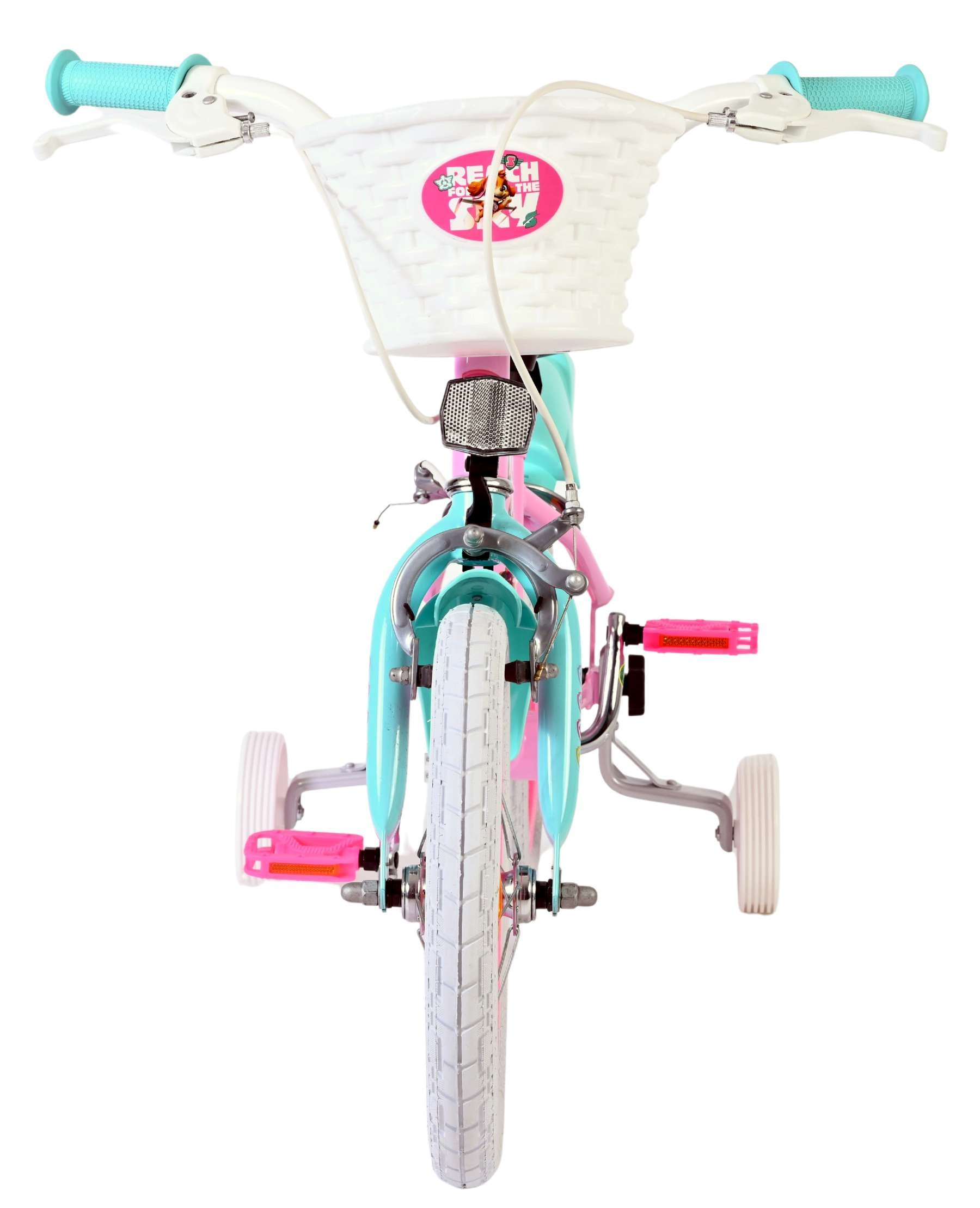 Ein Kinderfahrrad mit Stützrädern in Rosa, Türkis und Weiß, mit einem weißen Korb.