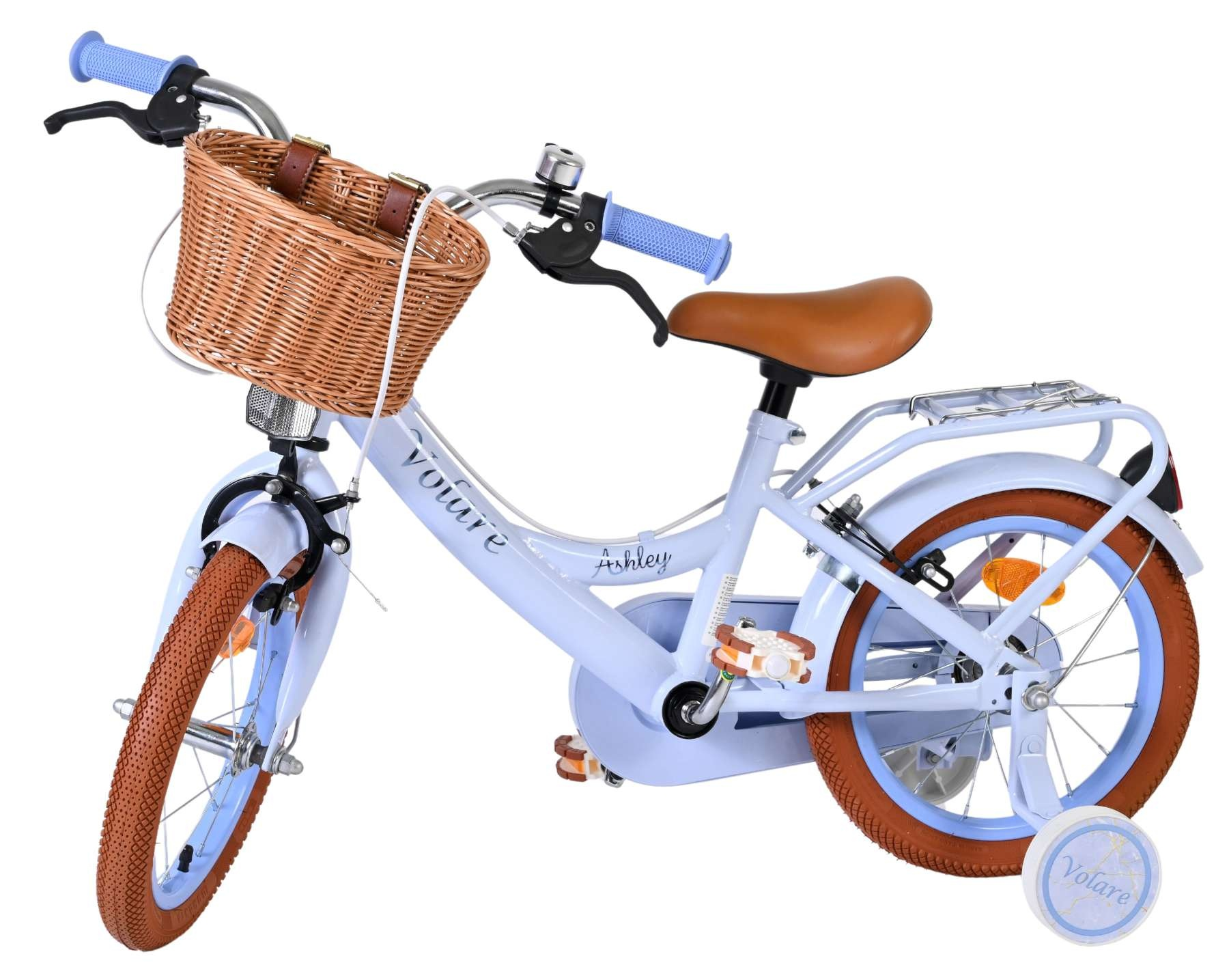 Ein hellblaues Kinderfahrrad mit braunem Korb und braunem Sattel.