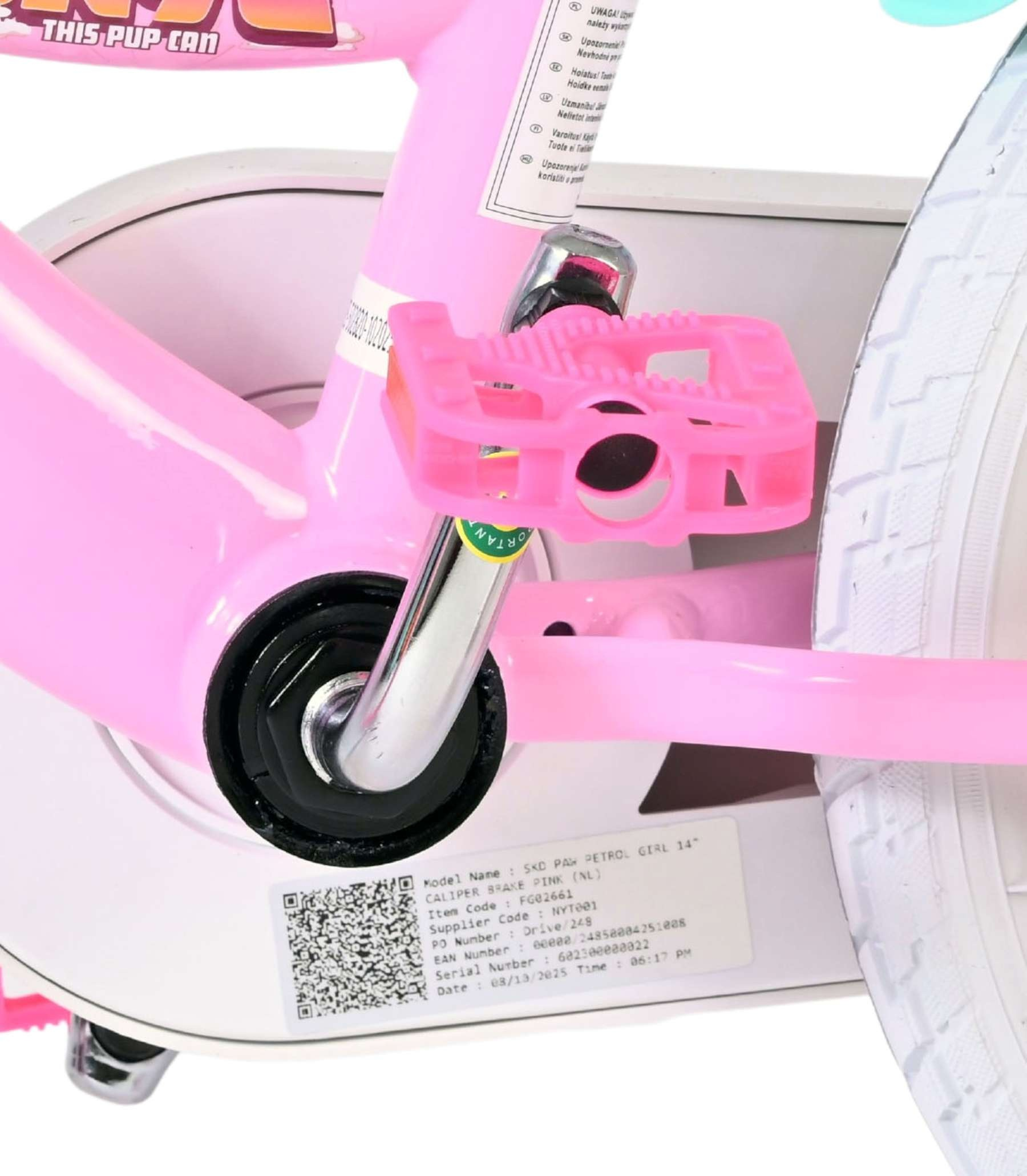 Nahaufnahme eines rosafarbenen Fahrradteils mit pinkfarbenem Pedal und weißem Reifen.