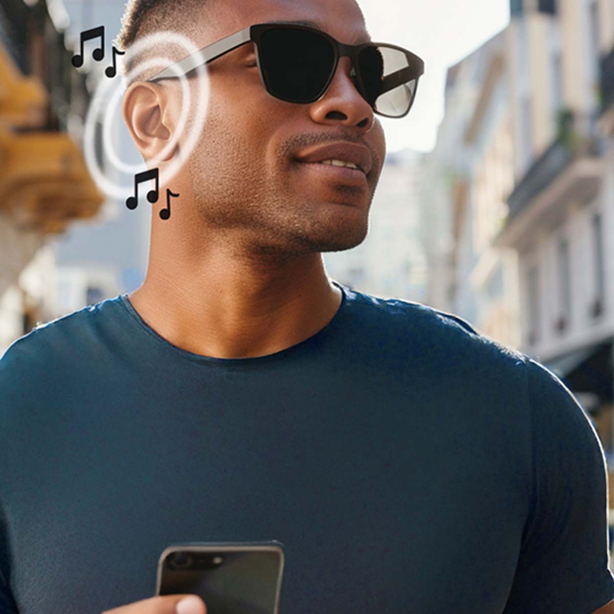 Mann mit Sonnenbrille hört Musik über Kopfhörer-Sonnenbrille.