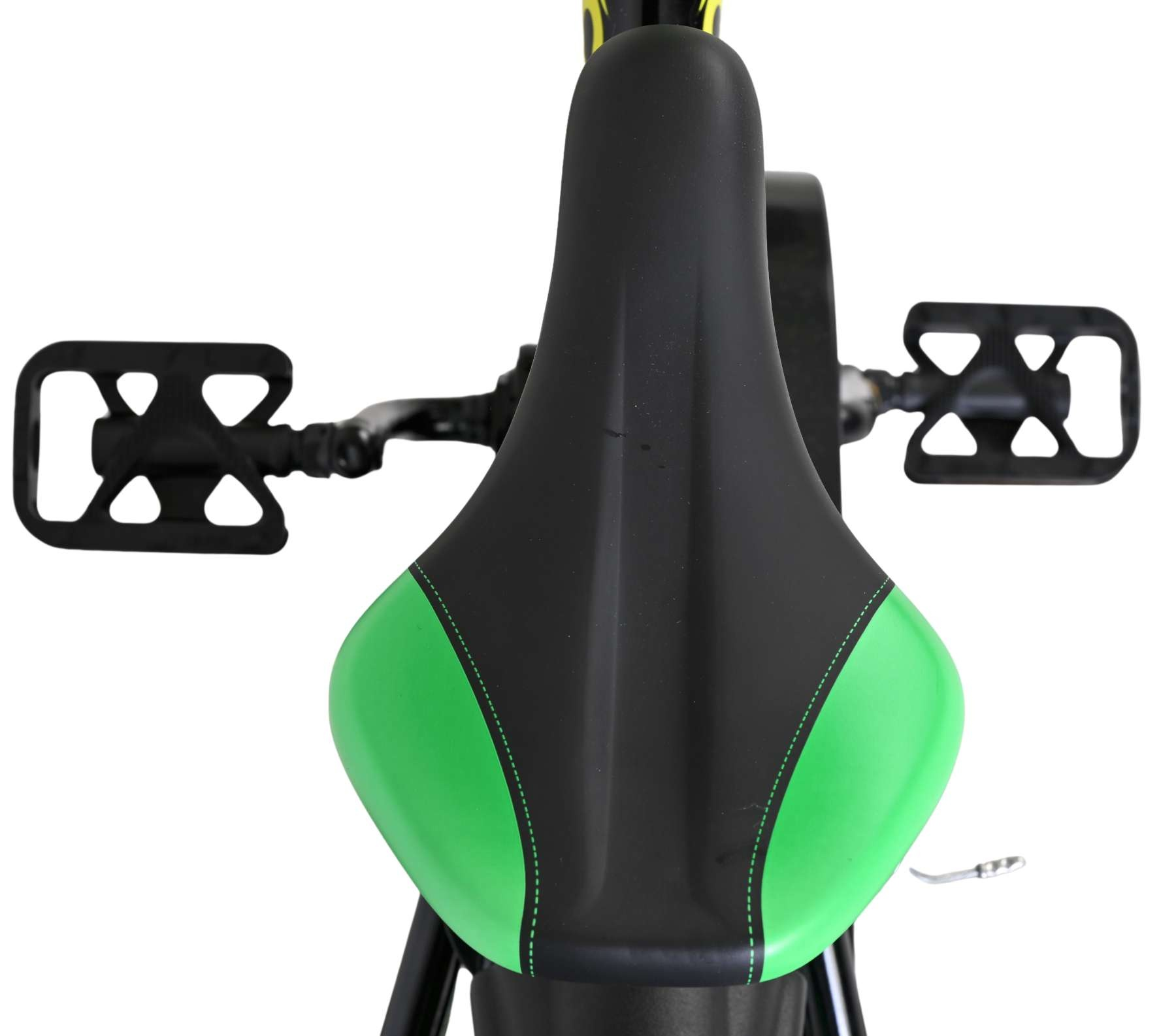 Nahaufnahme eines Fahrradsattels mit grünen Seiten und schwarzen Pedalen.