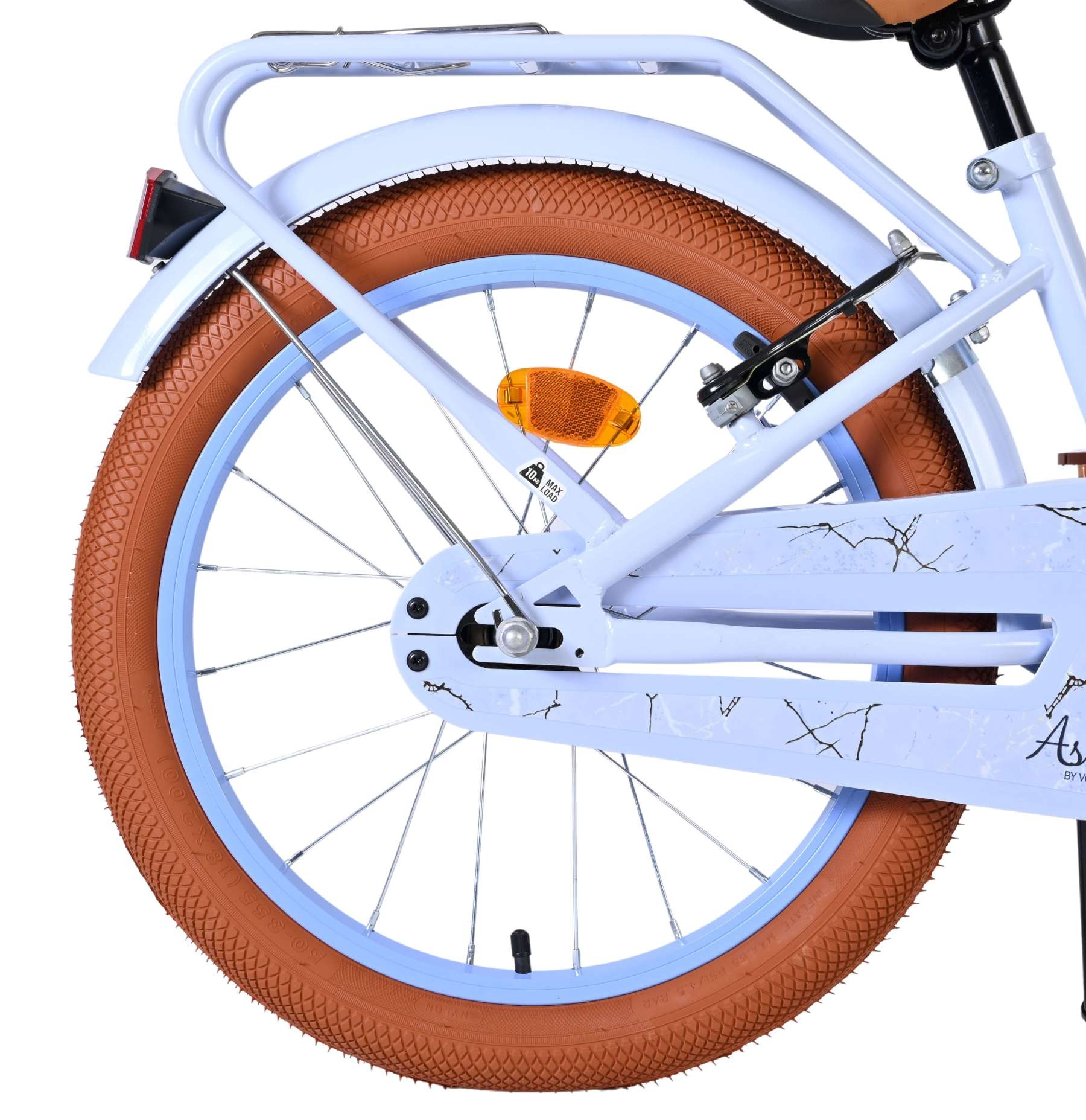 Hellblaues Fahrrad mit braunen Reifen und blauem Felgenrand. Nahaufnahme des Hinterrads.