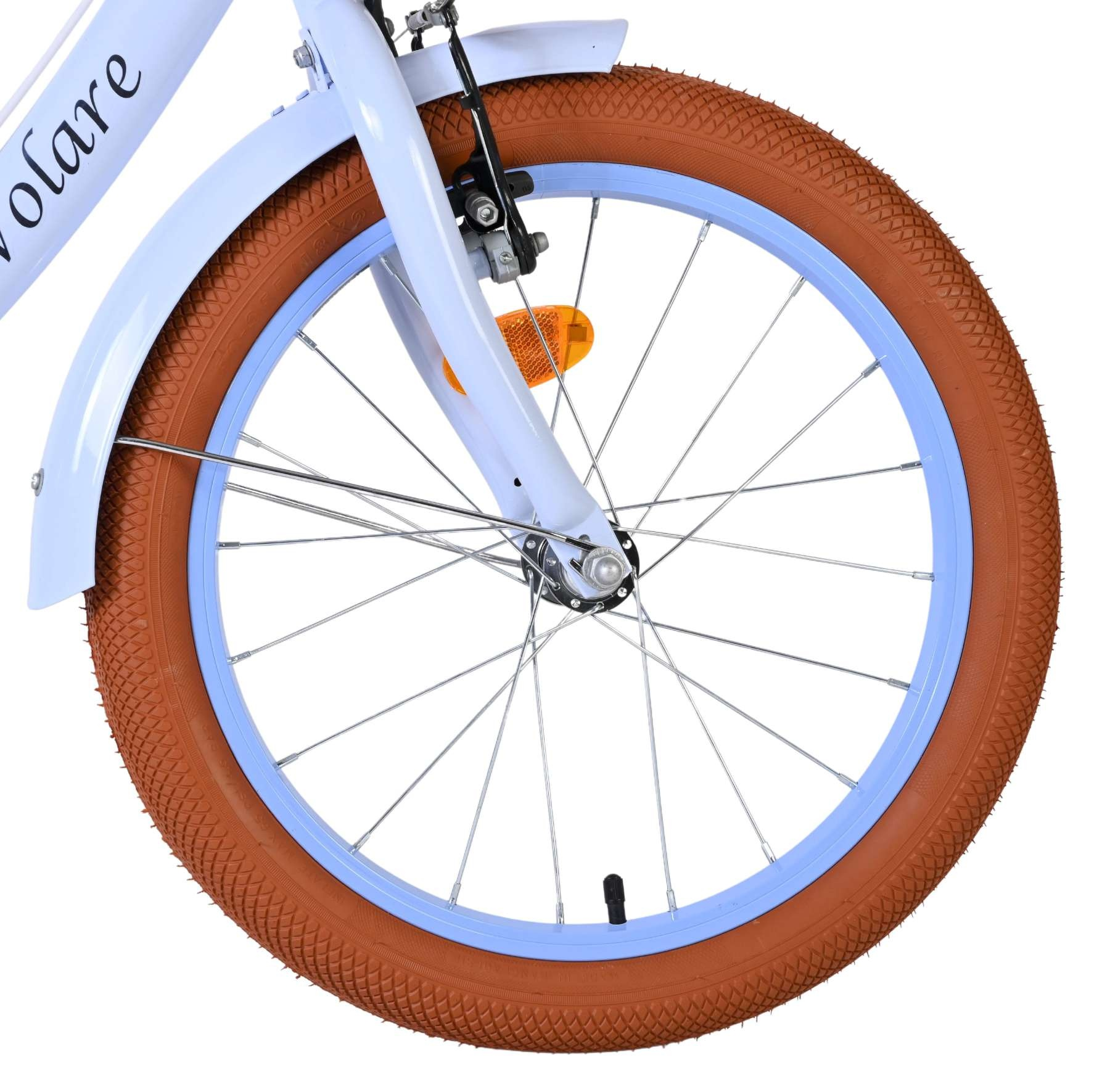 Naheaufnahme eines weißen Fahrradschutzblechs mit braunem Reifen und blauem Felgenrand.