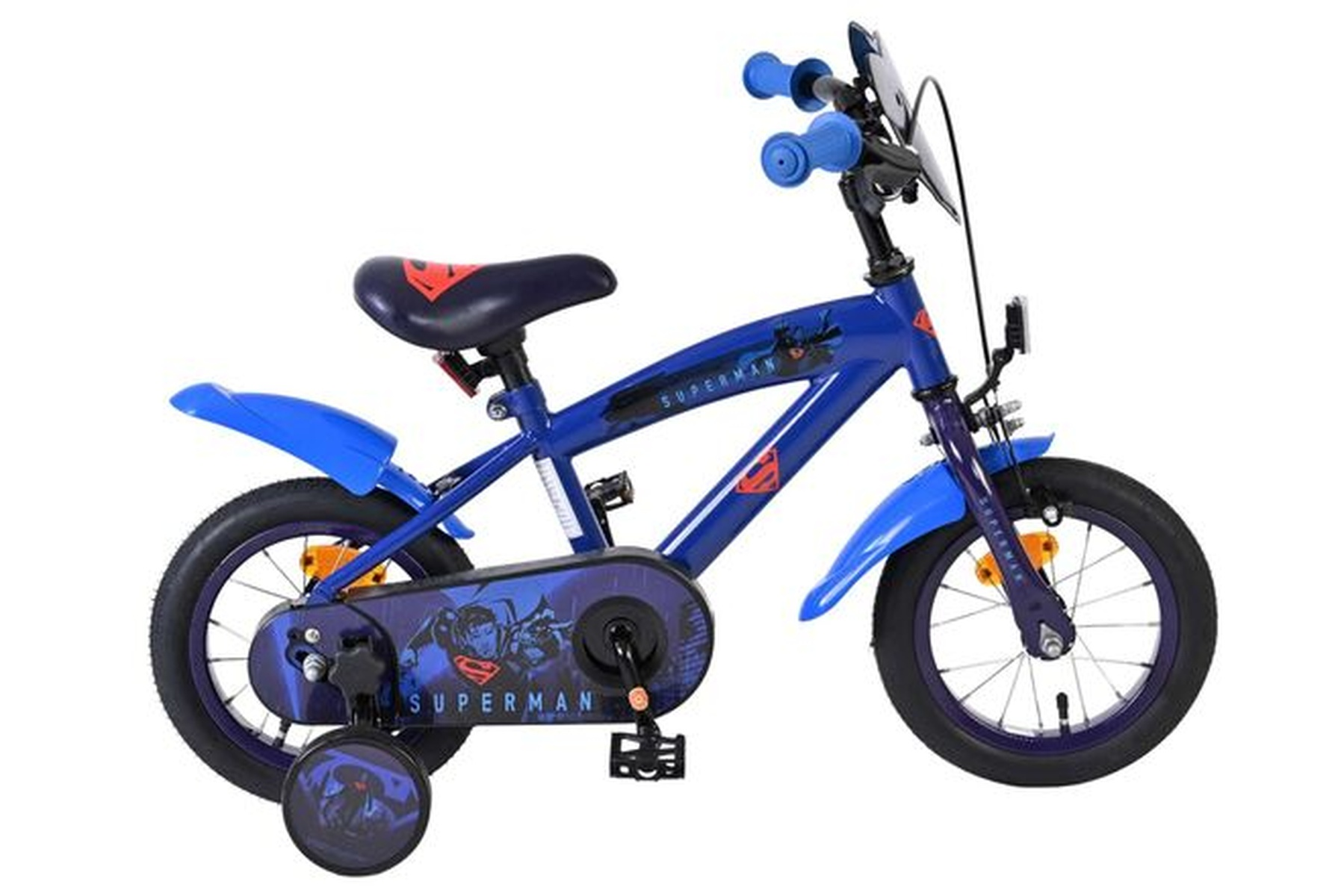 Ein blauer Kinderfahrrad mit Superman-Motiven und Stützrädern.