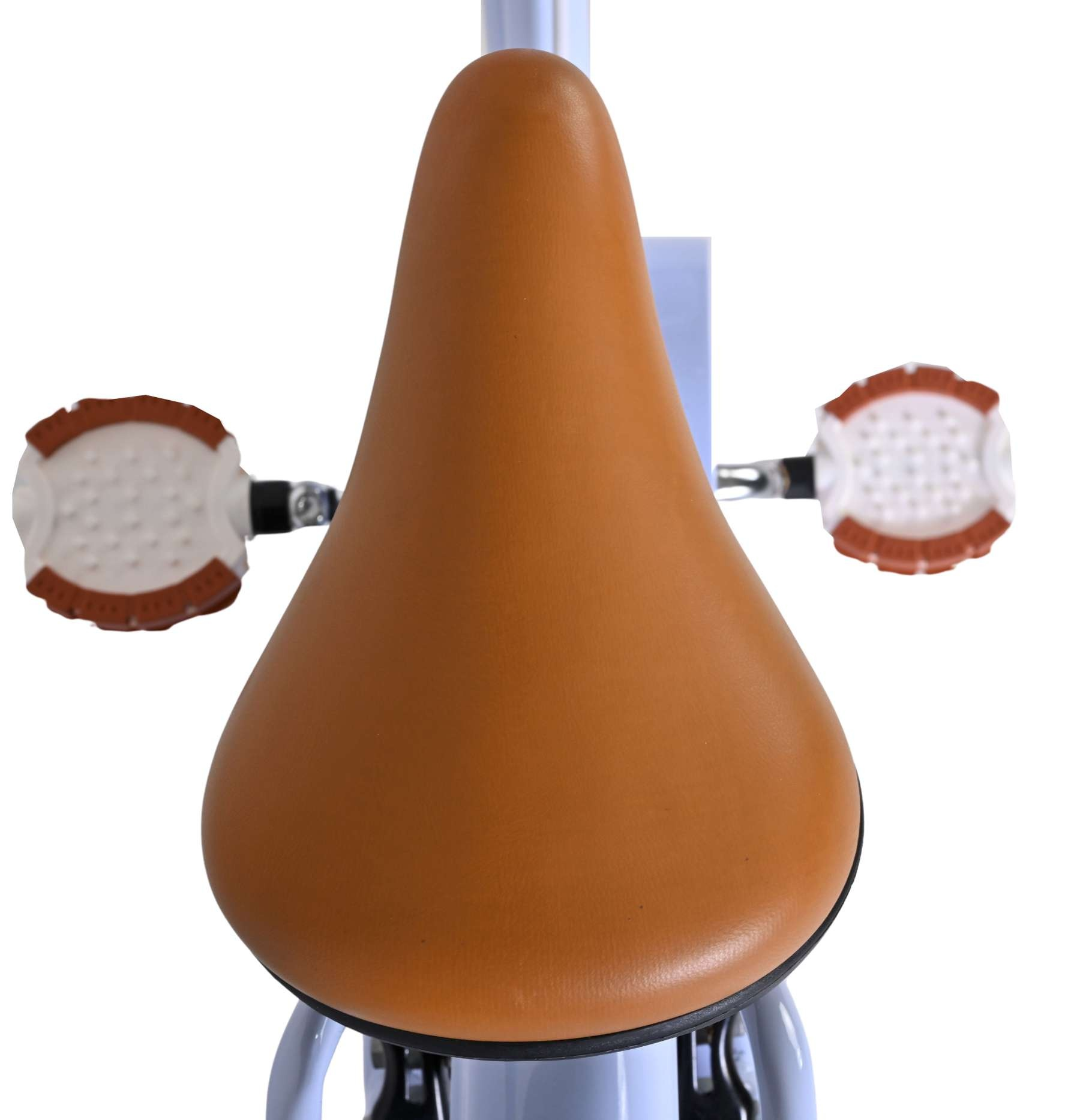 Ein brauner Fahrradsitz mit weißen Pedalen mit braunen Akzenten.