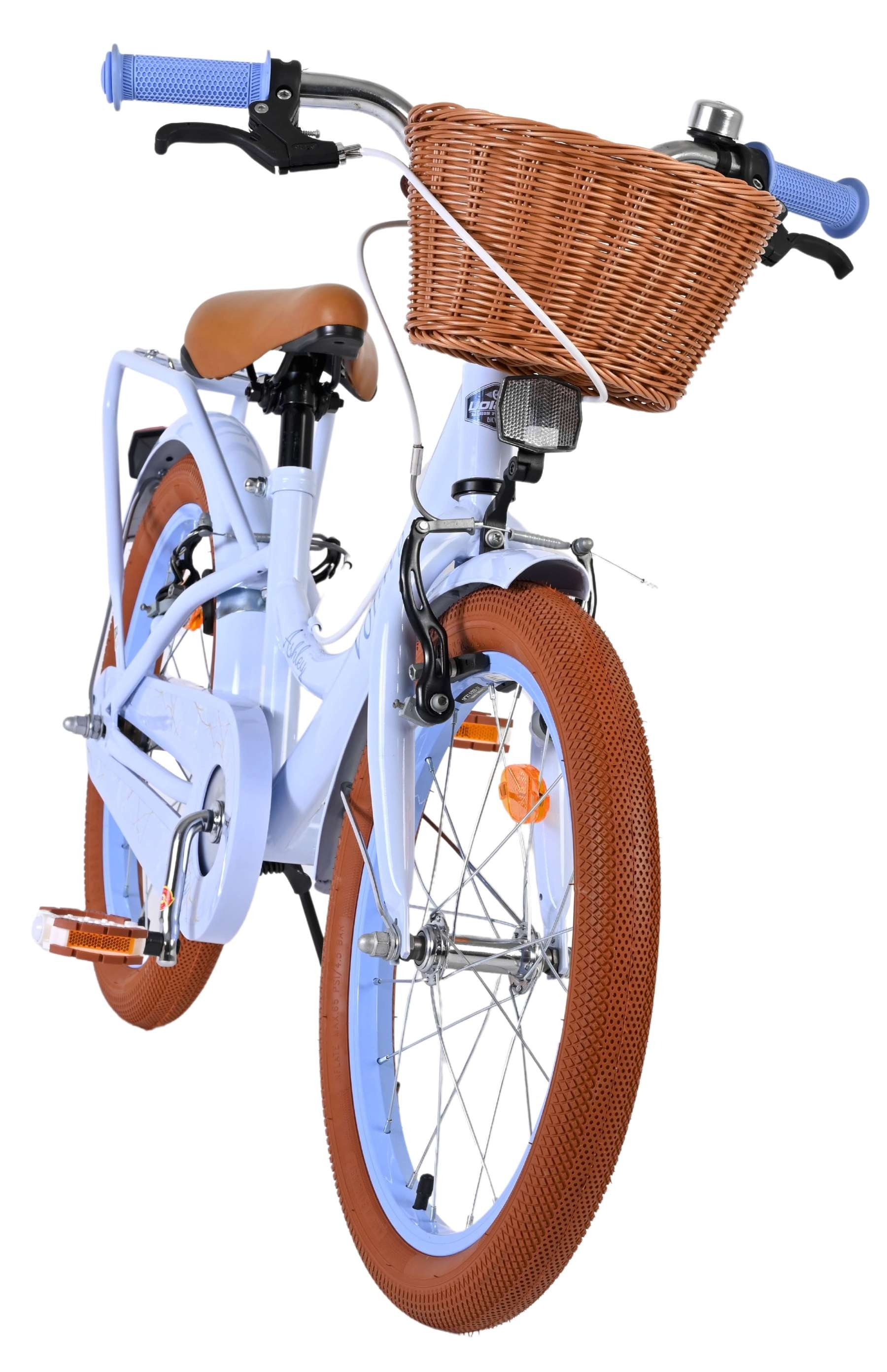 Ein hellblaues Fahrrad mit braunem Korb und braunen Reifen.