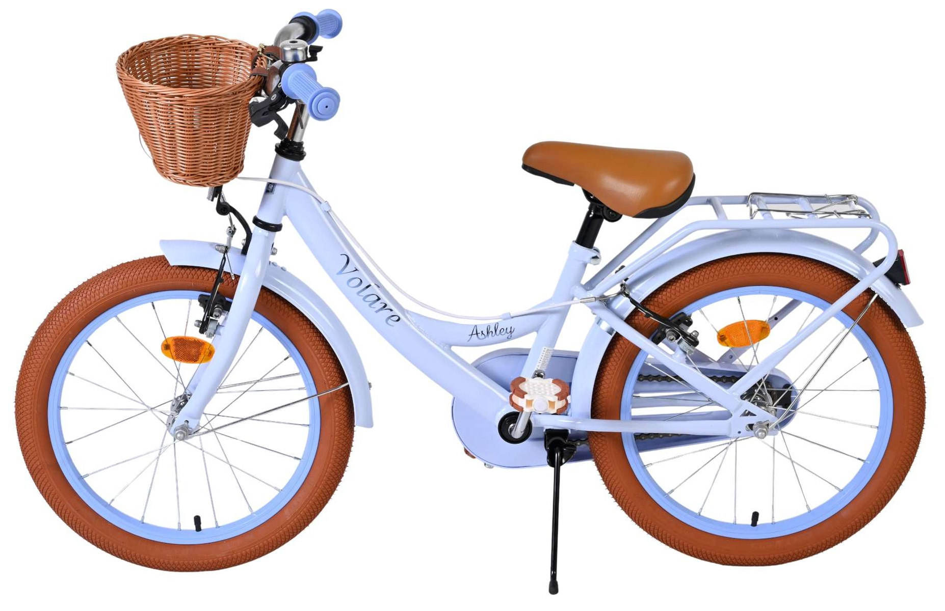 Ein hellblaues Kinderfahrrad mit braunen Reifen, einem Korbfutter und braunem Sattel.