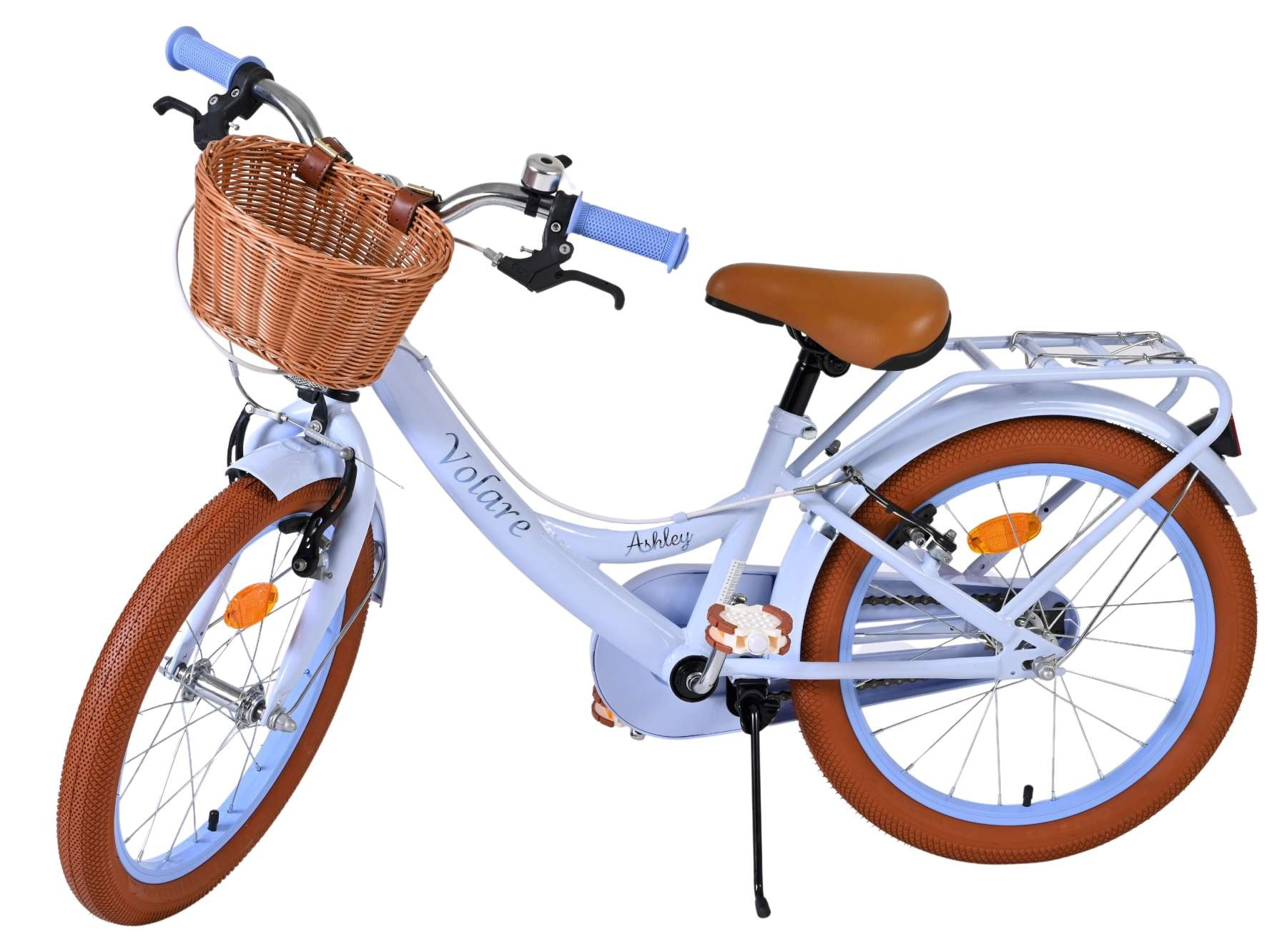 Ein hellblaues Kinderfahrrad mit braunem Korb und braunem Sattel.