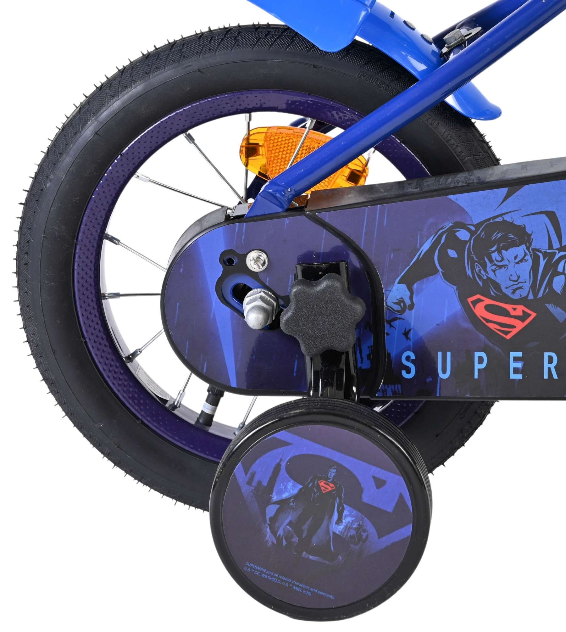 Ein blaues Kinderfahrrad mit Superman-Motiv und Stützrädern.