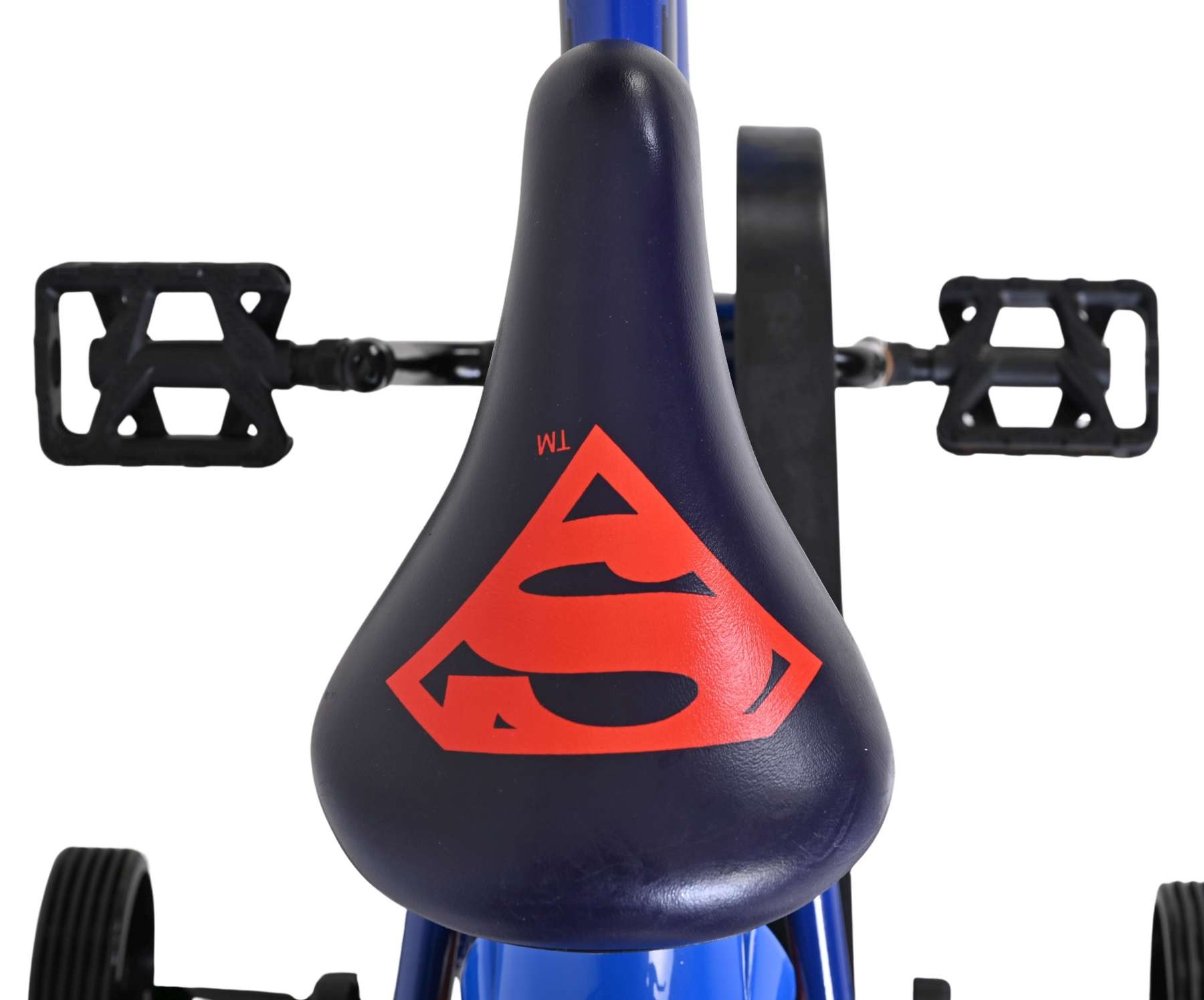 Blauer Fahrradsitz mit Superman-Logo und schwarzen Pedalen.