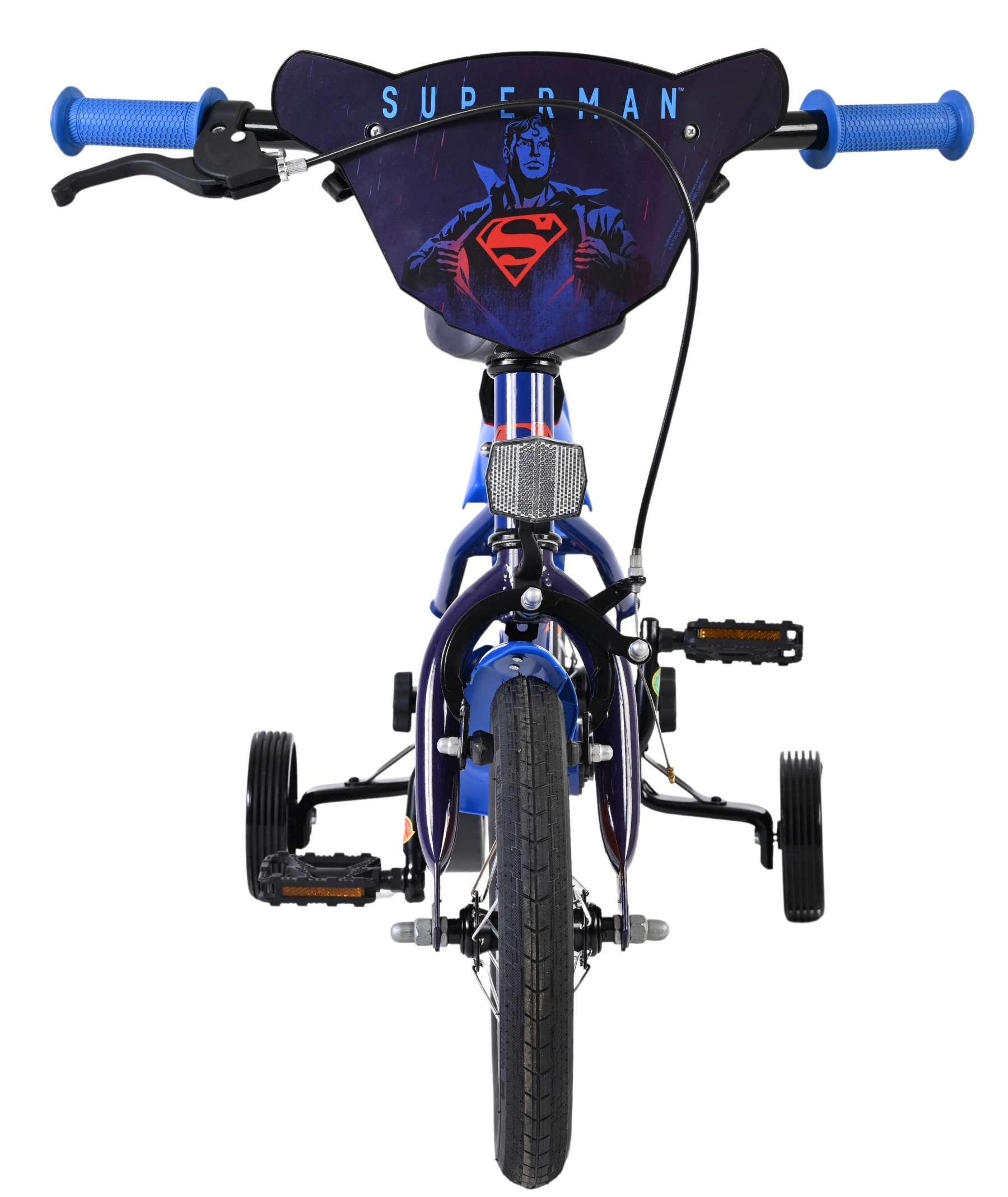 Kinderfahrrad mit Superman-Motiv, blauer Lenker und Stützrädern.