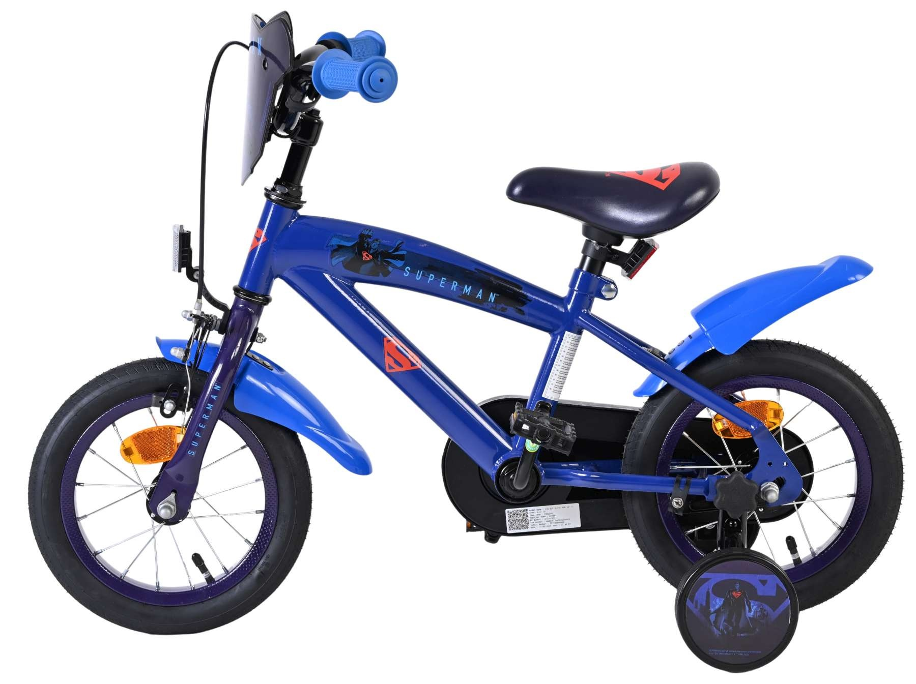 Ein blaues Superman-Kinderfahrrad mit Stützrädern und Superman-Aufklebern.