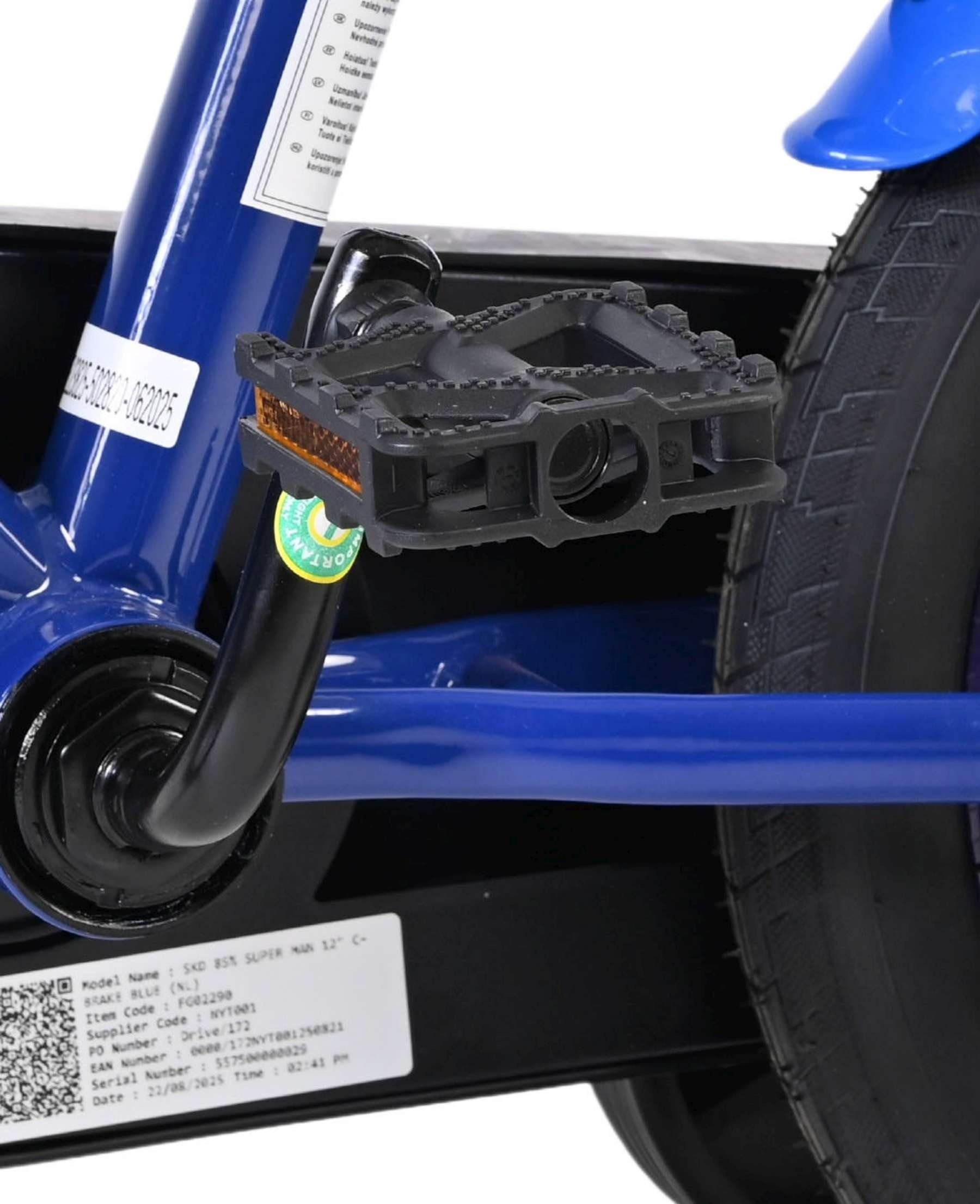 Ein blaues Kinderfahrrad mit schwarzem Pedal und Reifen, mit Aufkleber.