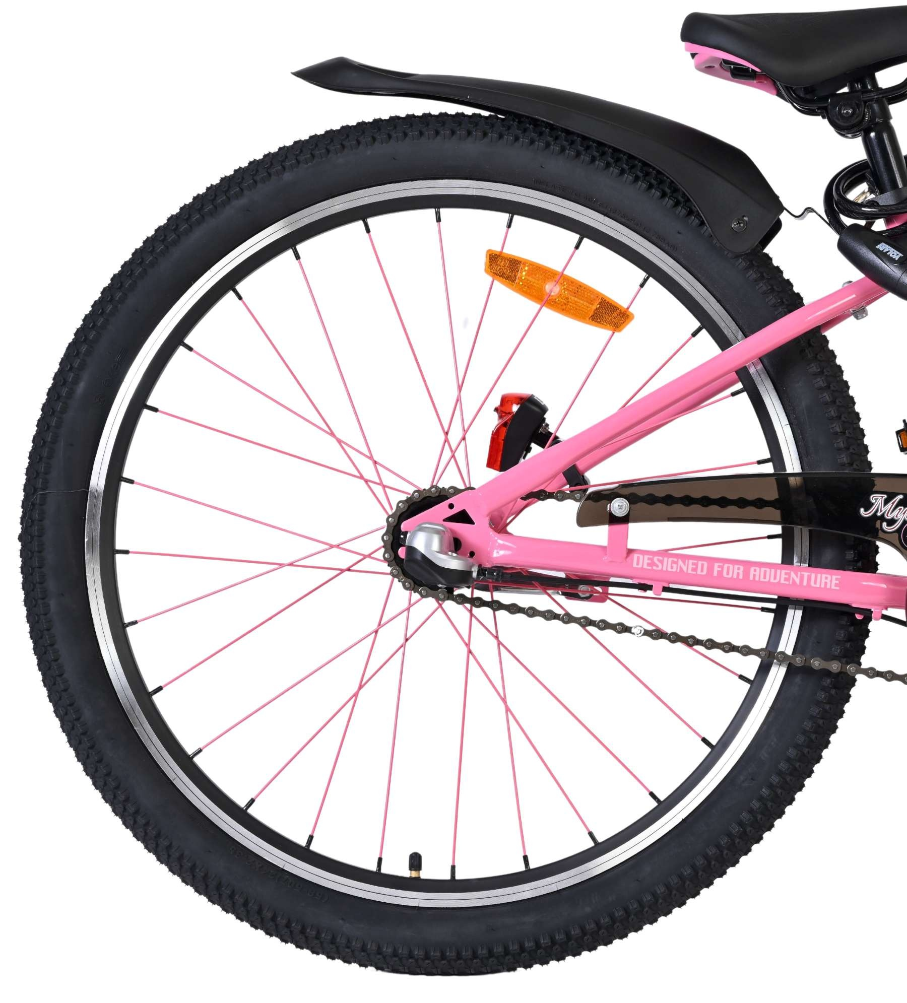 Nahaufnahme des Hinterrads eines rosa Fahrrads mit schwarzen Reifen und pinken Speichen.